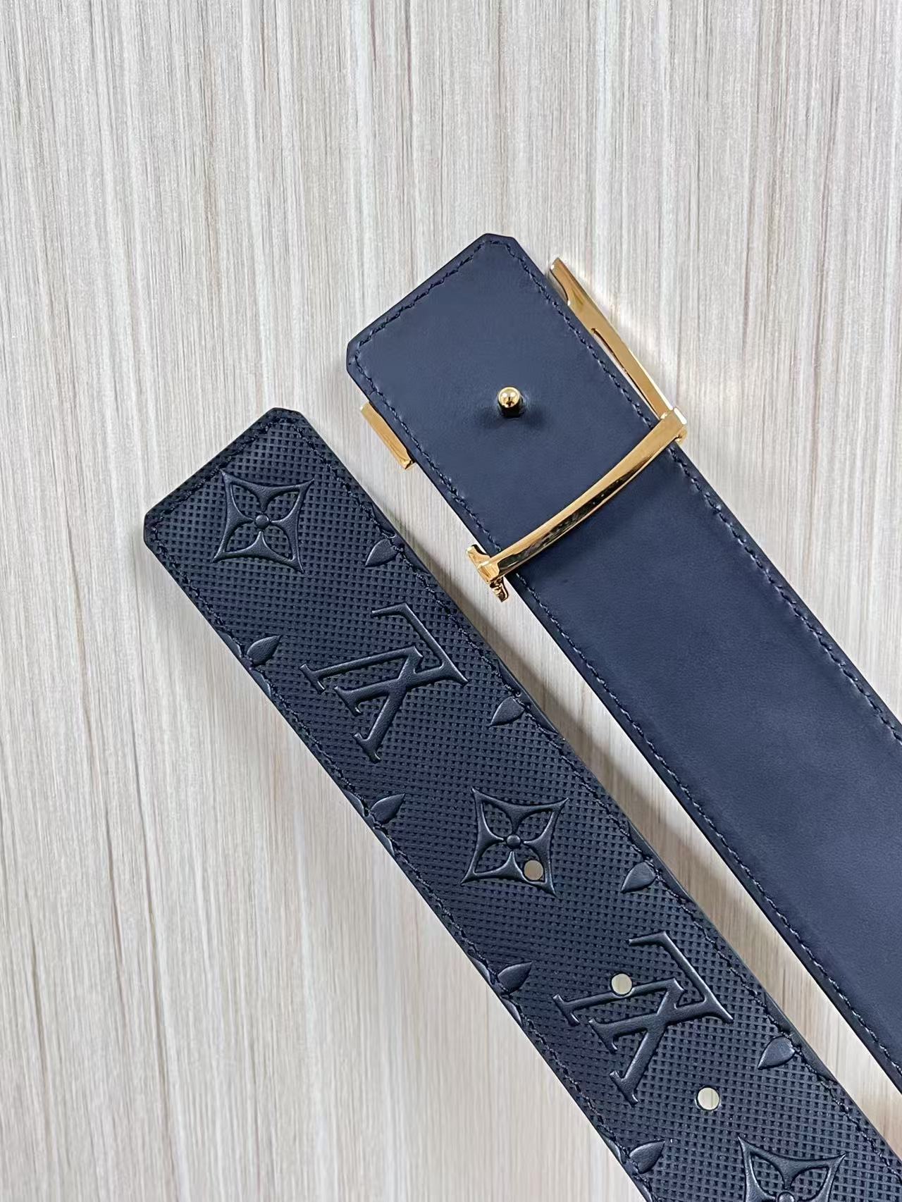 4.0宽双面进口牛皮，压针孔，搭配精品钢扣。休闲，简单，时尚大方，官网对版。4.0宽压针扣，布纹扣