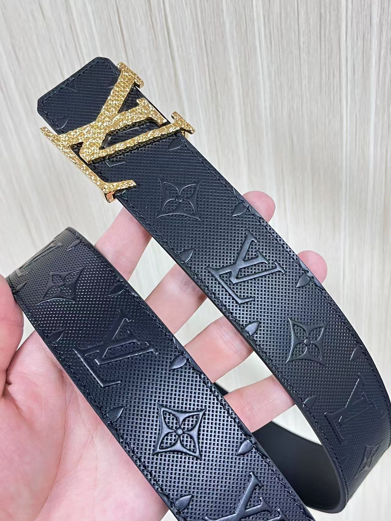 4.0宽双面进口牛皮，压针孔，搭配精品钢扣。休闲，简单，时尚大方，官网对版。4.0宽压针扣，布纹扣