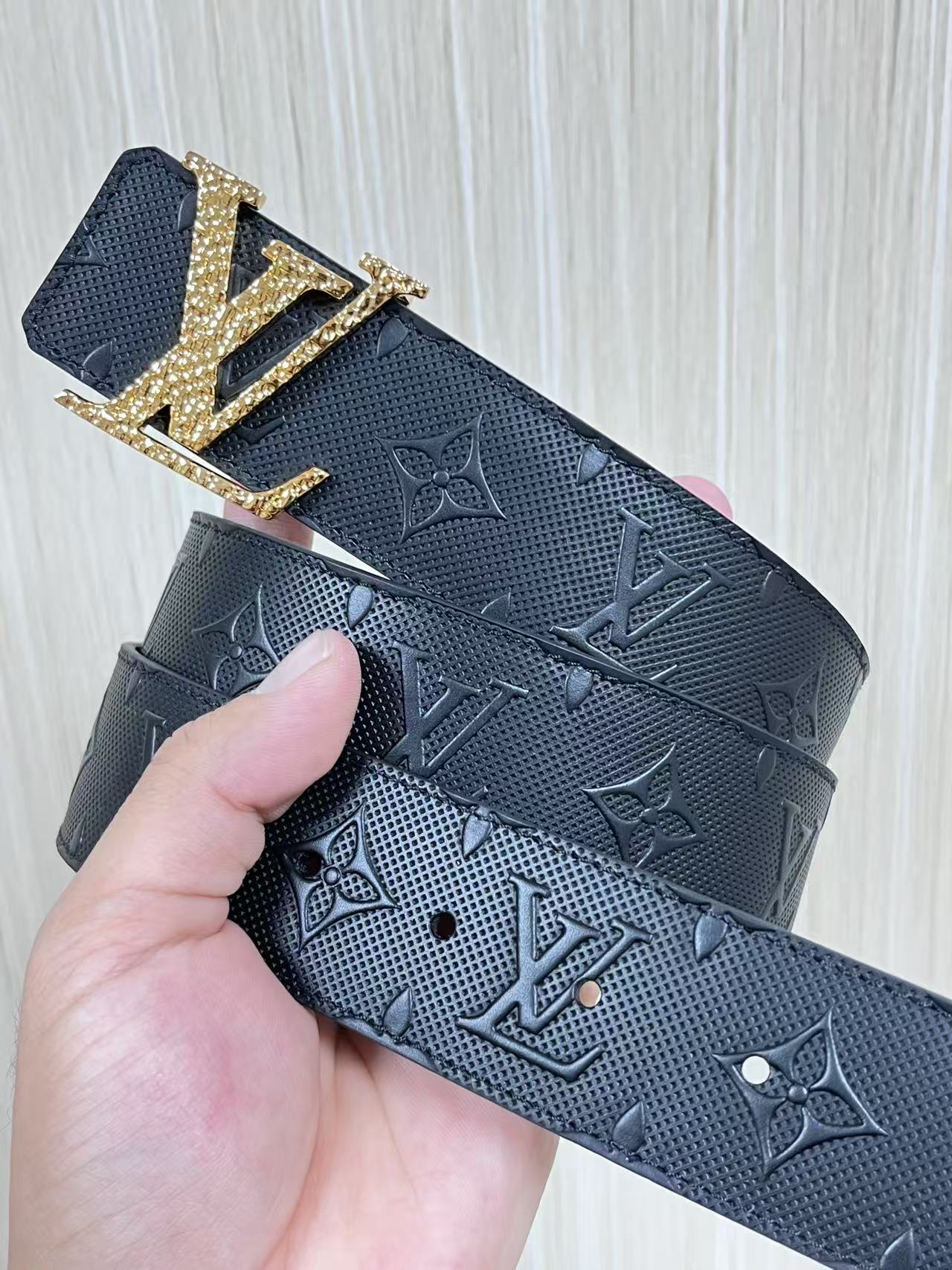 4.0宽双面进口牛皮，压针孔，搭配精品钢扣。休闲，简单，时尚大方，官网对版。4.0宽压针扣，布纹扣