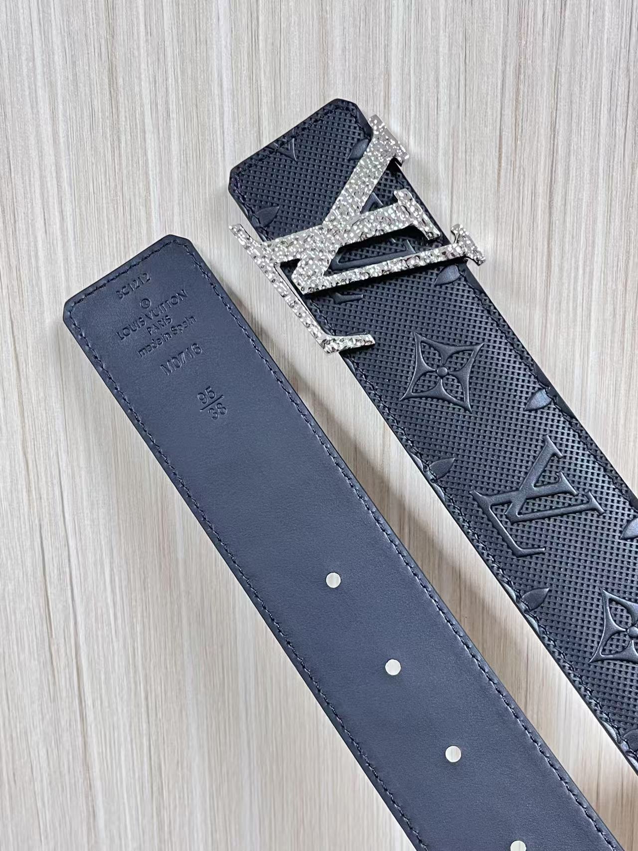 4.0宽双面进口牛皮，压针孔，搭配精品钢扣。休闲，简单，时尚大方，官网对版。4.0宽压针扣，布纹扣