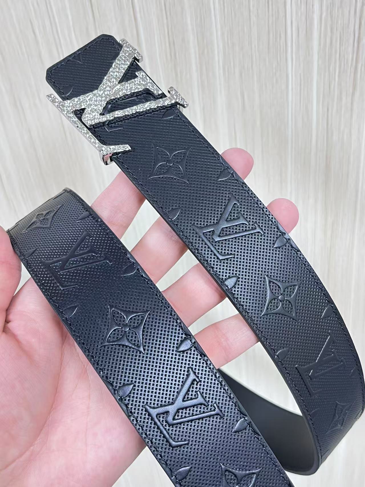 4.0宽双面进口牛皮，压针孔，搭配精品钢扣。休闲，简单，时尚大方，官网对版。4.0宽压针扣，布纹扣