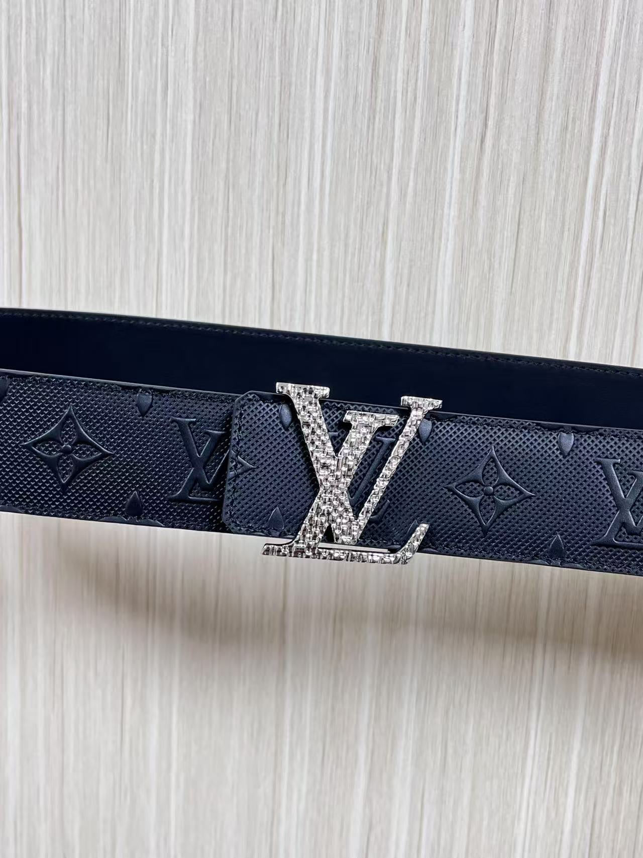 4.0宽双面进口牛皮，压针孔，搭配精品钢扣。休闲，简单，时尚大方，官网对版。4.0宽压针扣，布纹扣