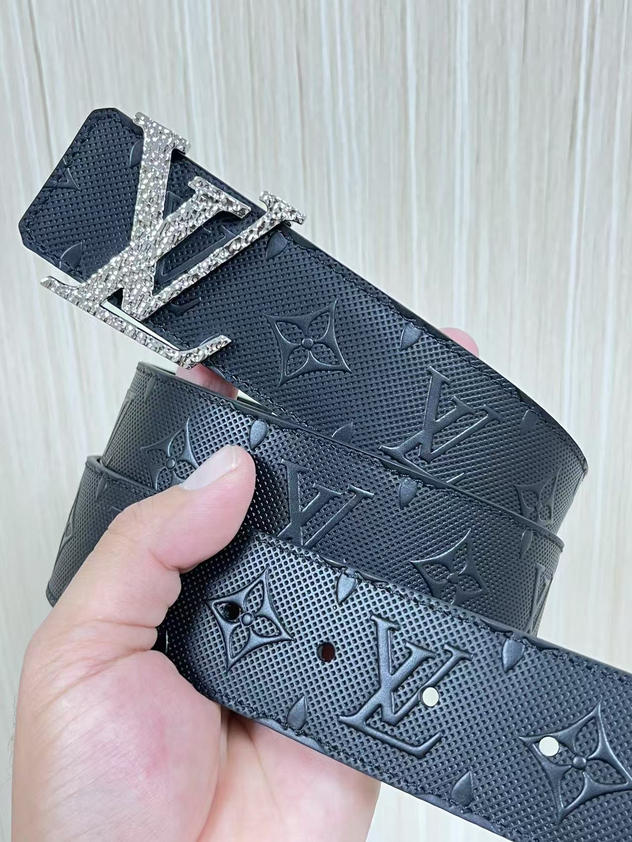 4.0宽双面进口牛皮，压针孔，搭配精品钢扣。休闲，简单，时尚大方，官网对版。4.0宽压针扣，布纹扣