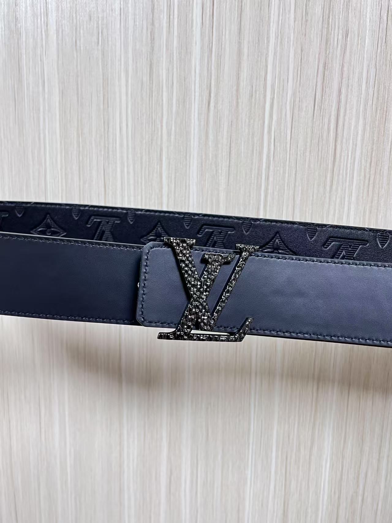 当季新款到货，4.0一面小牛皮印花，一面小牛皮平纹皮，精品扣实物实拍，官网同步，滴胶黑。4.0宽，布纹扣