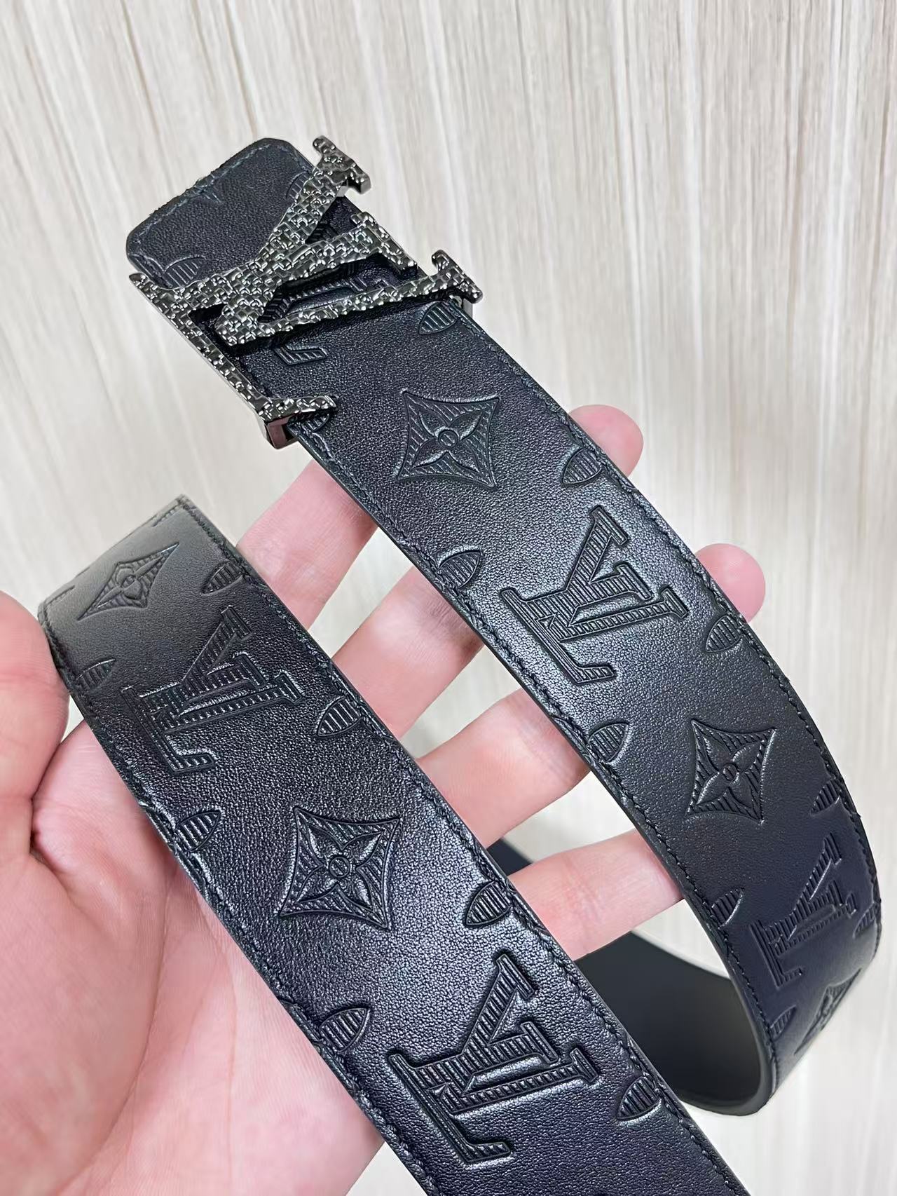 当季新款到货，4.0一面小牛皮印花，一面小牛皮平纹皮，精品扣实物实拍，官网同步，滴胶黑。4.0宽，布纹扣