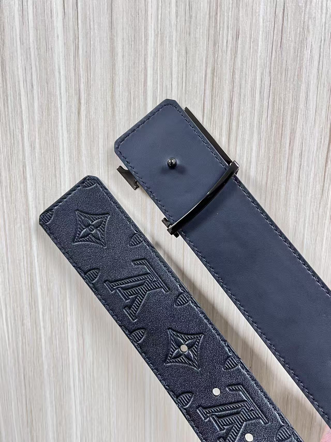 当季新款到货，4.0一面小牛皮印花，一面小牛皮平纹皮，精品扣实物实拍，官网同步，滴胶黑。4.0宽，布纹扣