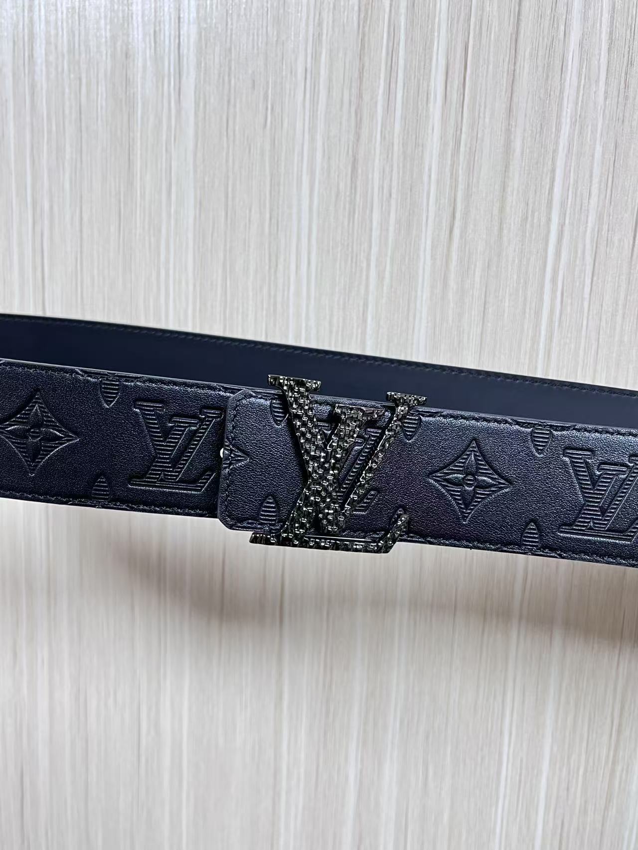 当季新款到货，4.0一面小牛皮印花，一面小牛皮平纹皮，精品扣实物实拍，官网同步，滴胶黑。4.0宽，布纹扣