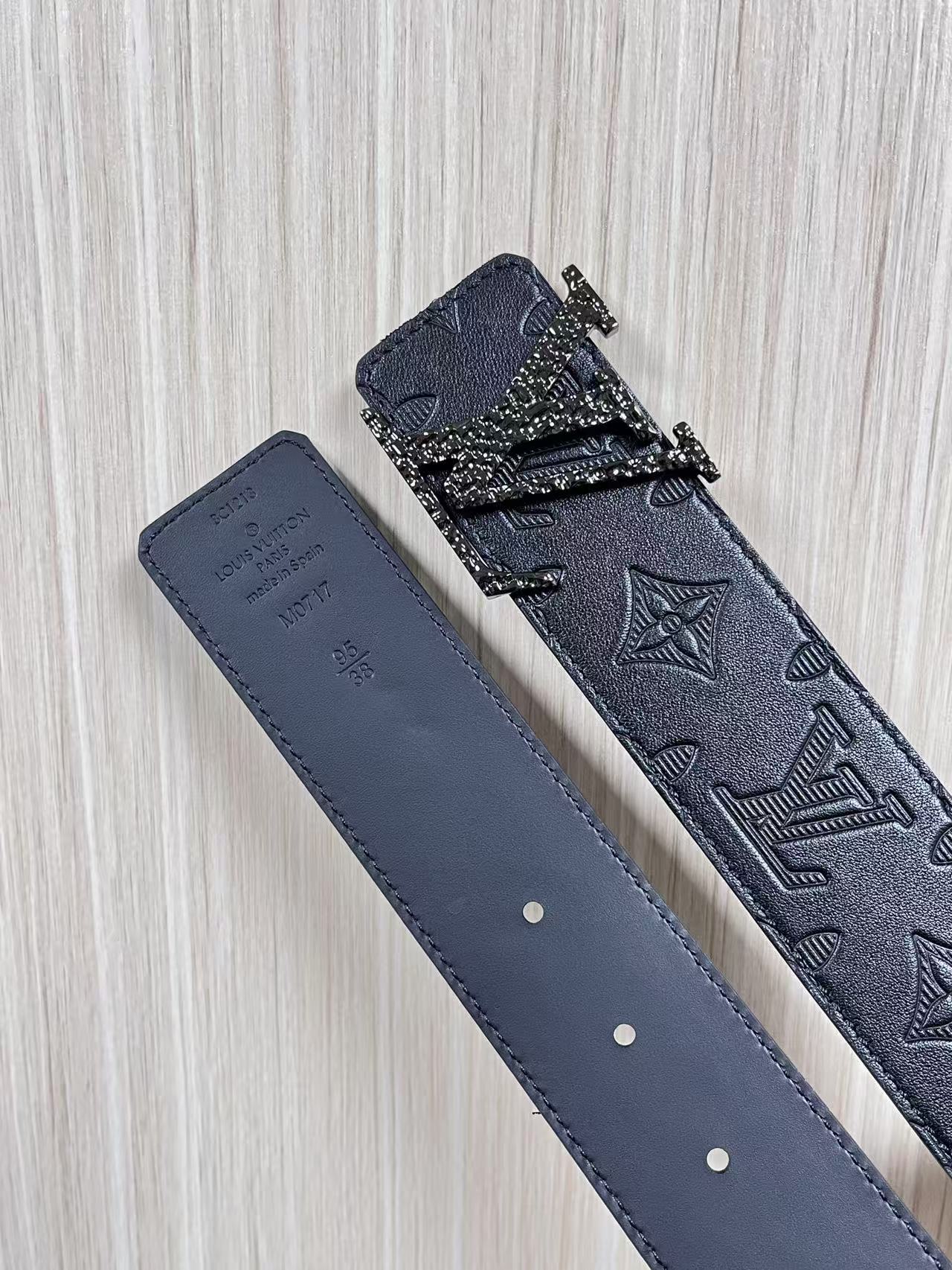 当季新款到货，4.0一面小牛皮印花，一面小牛皮平纹皮，精品扣实物实拍，官网同步，滴胶黑。4.0宽，布纹扣