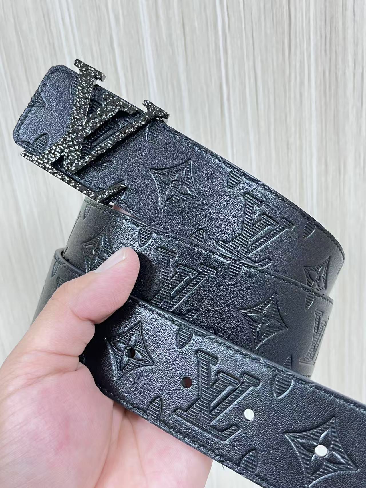 当季新款到货，4.0一面小牛皮印花，一面小牛皮平纹皮，精品扣实物实拍，官网同步，滴胶黑。4.0宽，布纹扣