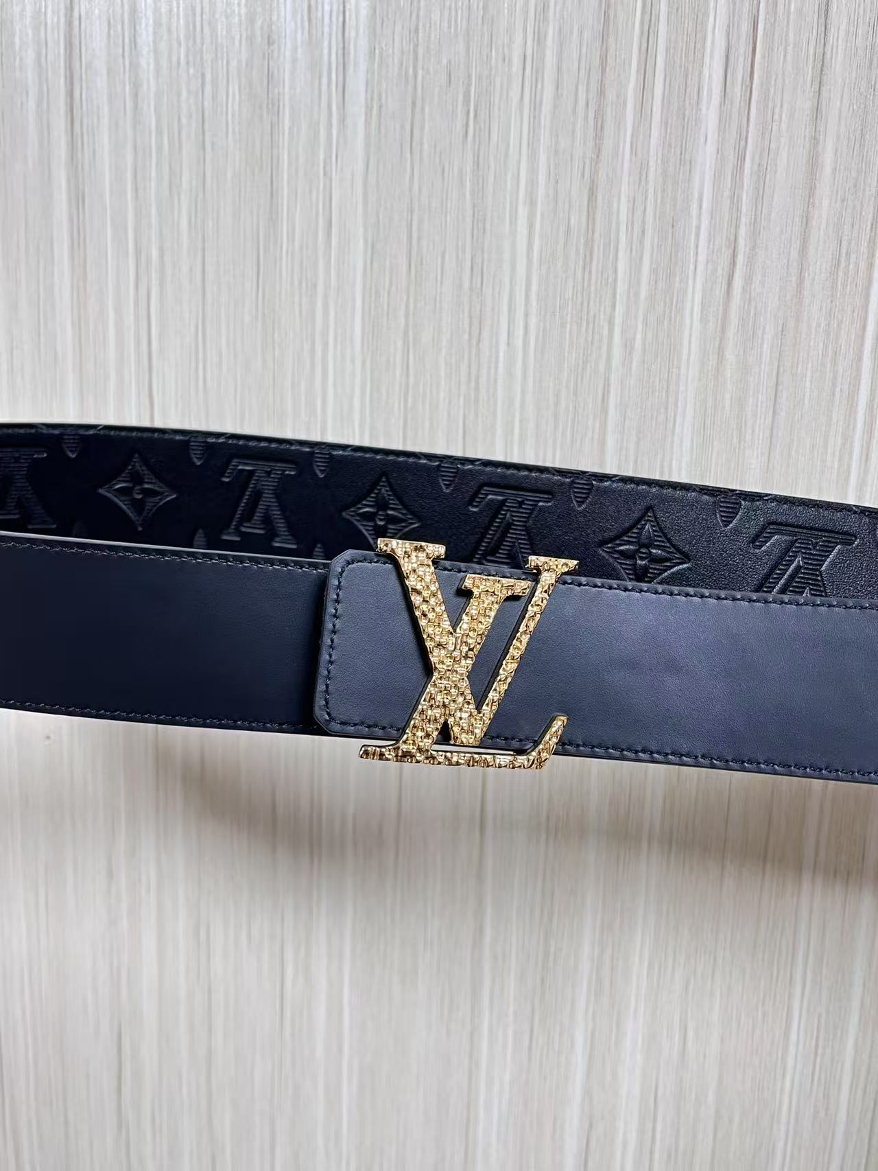 当季新款到货，4.0一面小牛皮印花，一面小牛皮平纹皮，精品扣实物实拍，官网同步，滴胶黑。4.0宽，布纹扣