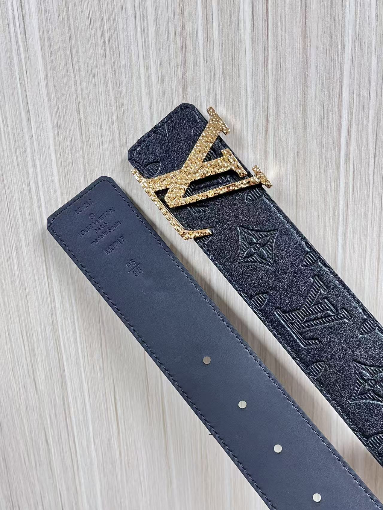 当季新款到货，4.0一面小牛皮印花，一面小牛皮平纹皮，精品扣实物实拍，官网同步，滴胶黑。4.0宽，布纹扣