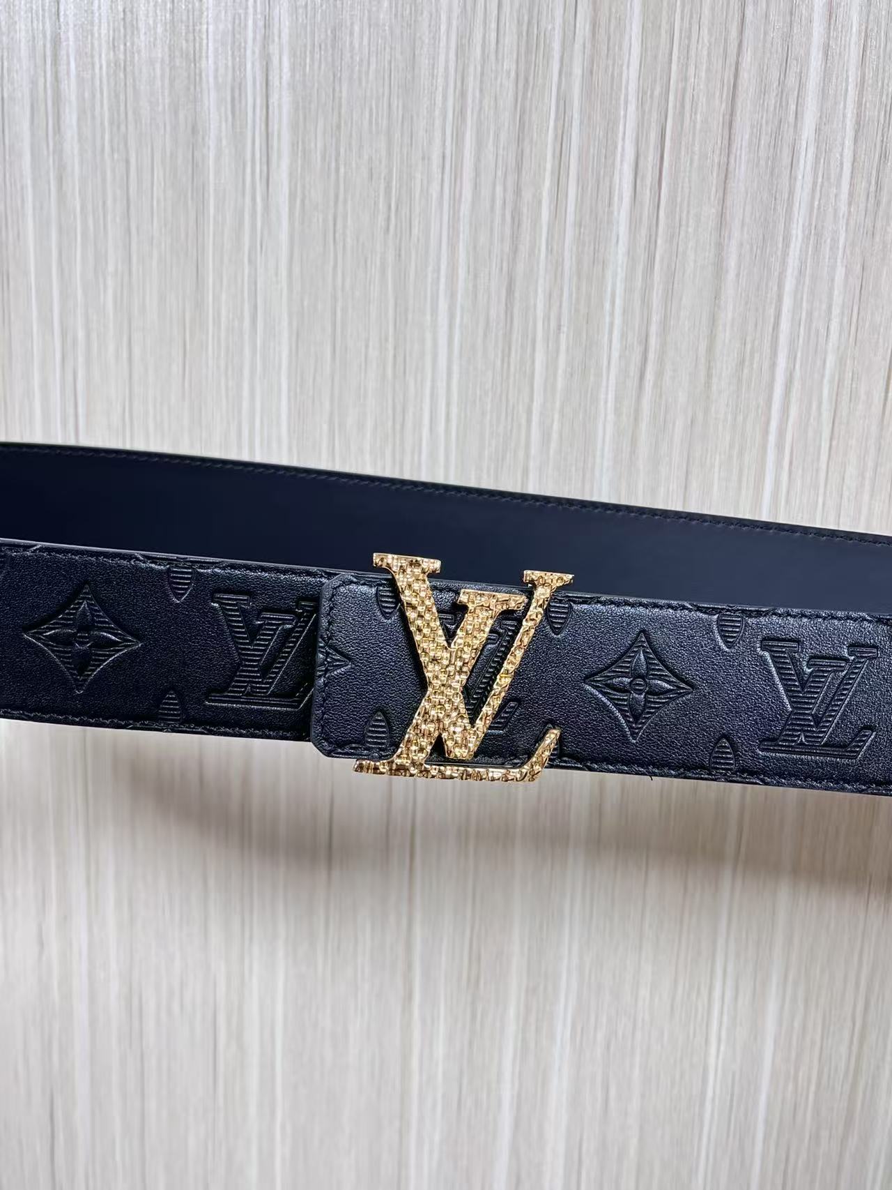 当季新款到货，4.0一面小牛皮印花，一面小牛皮平纹皮，精品扣实物实拍，官网同步，滴胶黑。4.0宽，布纹扣