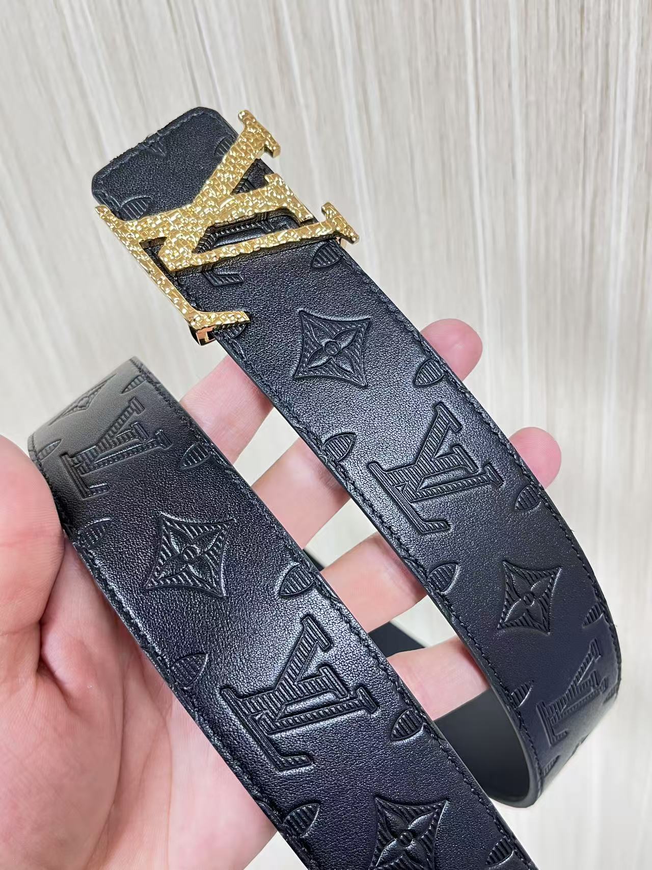 当季新款到货，4.0一面小牛皮印花，一面小牛皮平纹皮，精品扣实物实拍，官网同步，滴胶黑。4.0宽，布纹扣