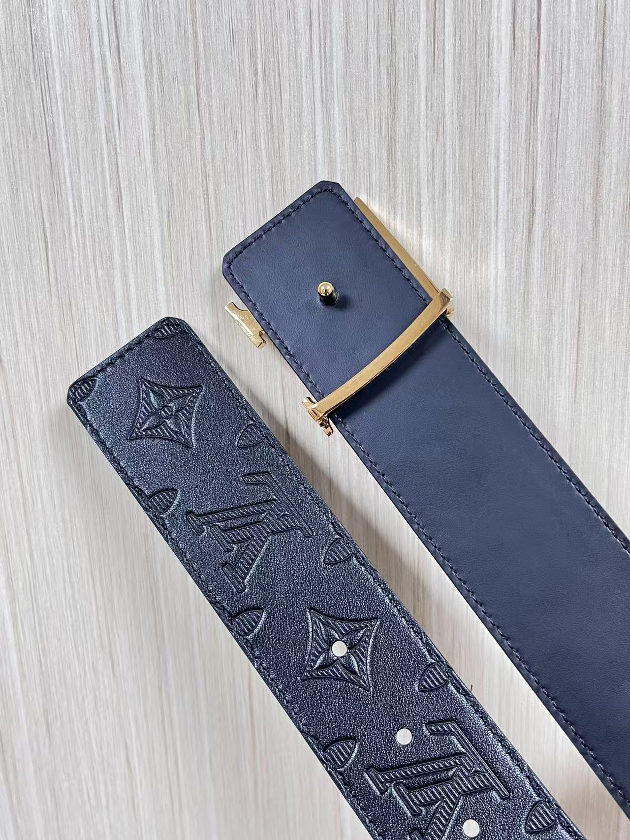 当季新款到货，4.0一面小牛皮印花，一面小牛皮平纹皮，精品扣实物实拍，官网同步，滴胶黑。4.0宽，布纹扣