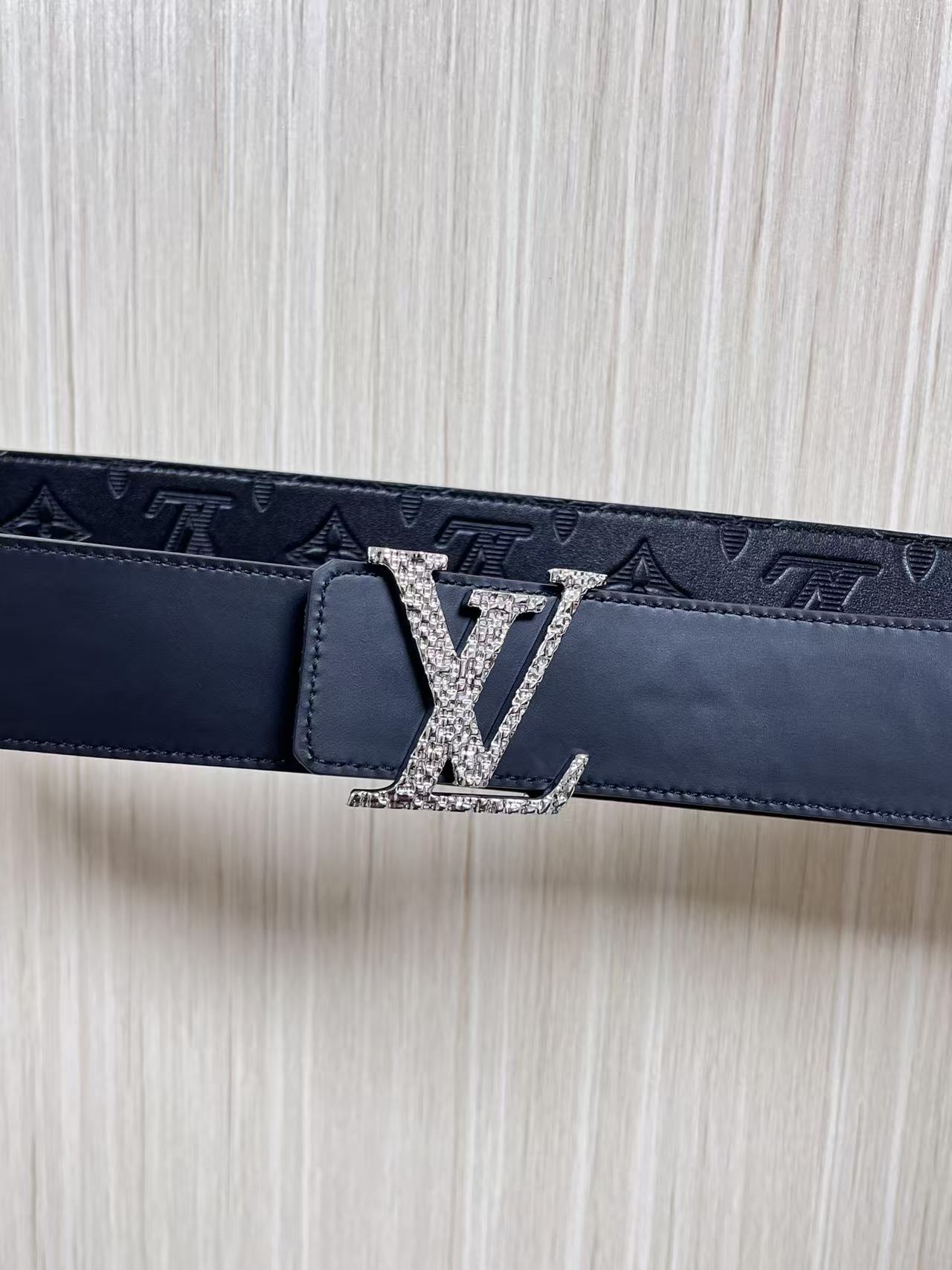 当季新款到货，4.0一面小牛皮印花，一面小牛皮平纹皮，精品扣实物实拍，官网同步，滴胶黑。4.0宽，布纹扣