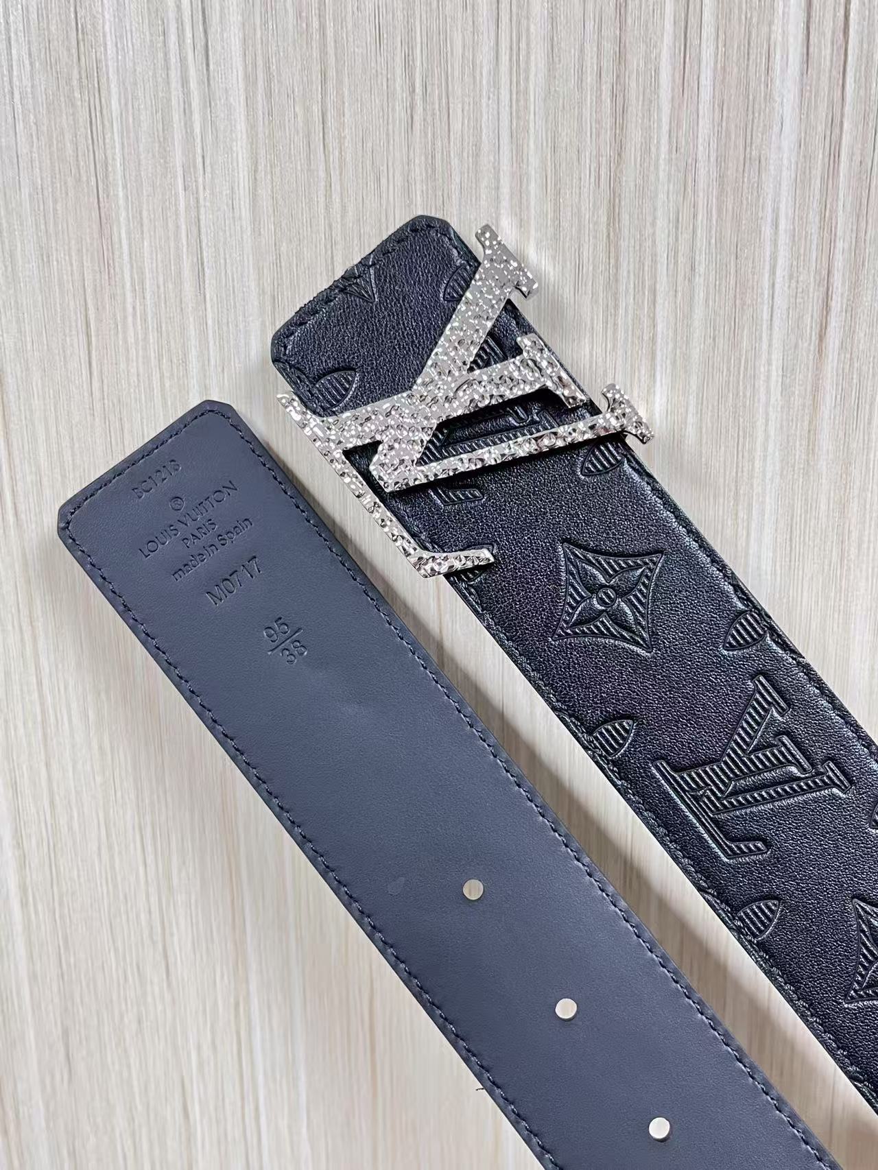 当季新款到货，4.0一面小牛皮印花，一面小牛皮平纹皮，精品扣实物实拍，官网同步，滴胶黑。4.0宽，布纹扣