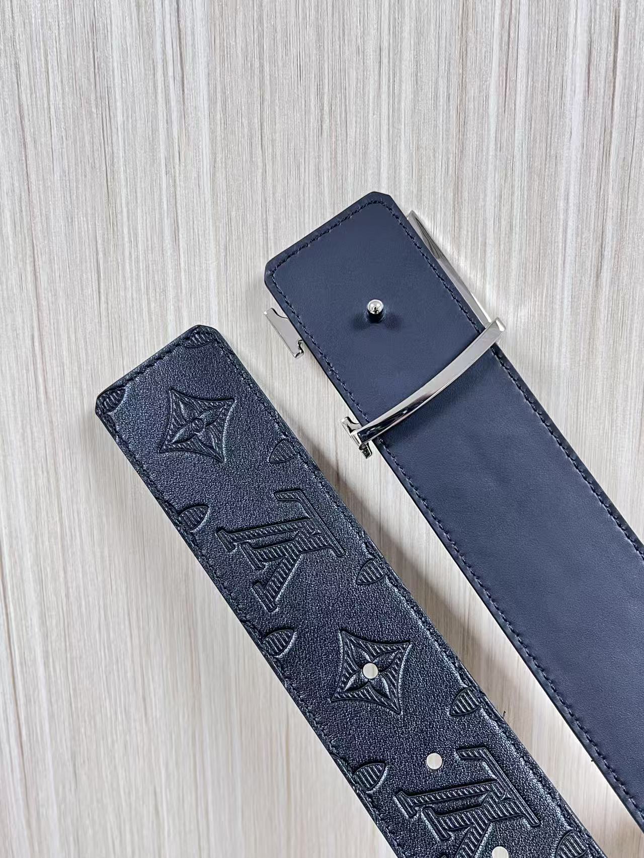 当季新款到货，4.0一面小牛皮印花，一面小牛皮平纹皮，精品扣实物实拍，官网同步，滴胶黑。4.0宽，布纹扣