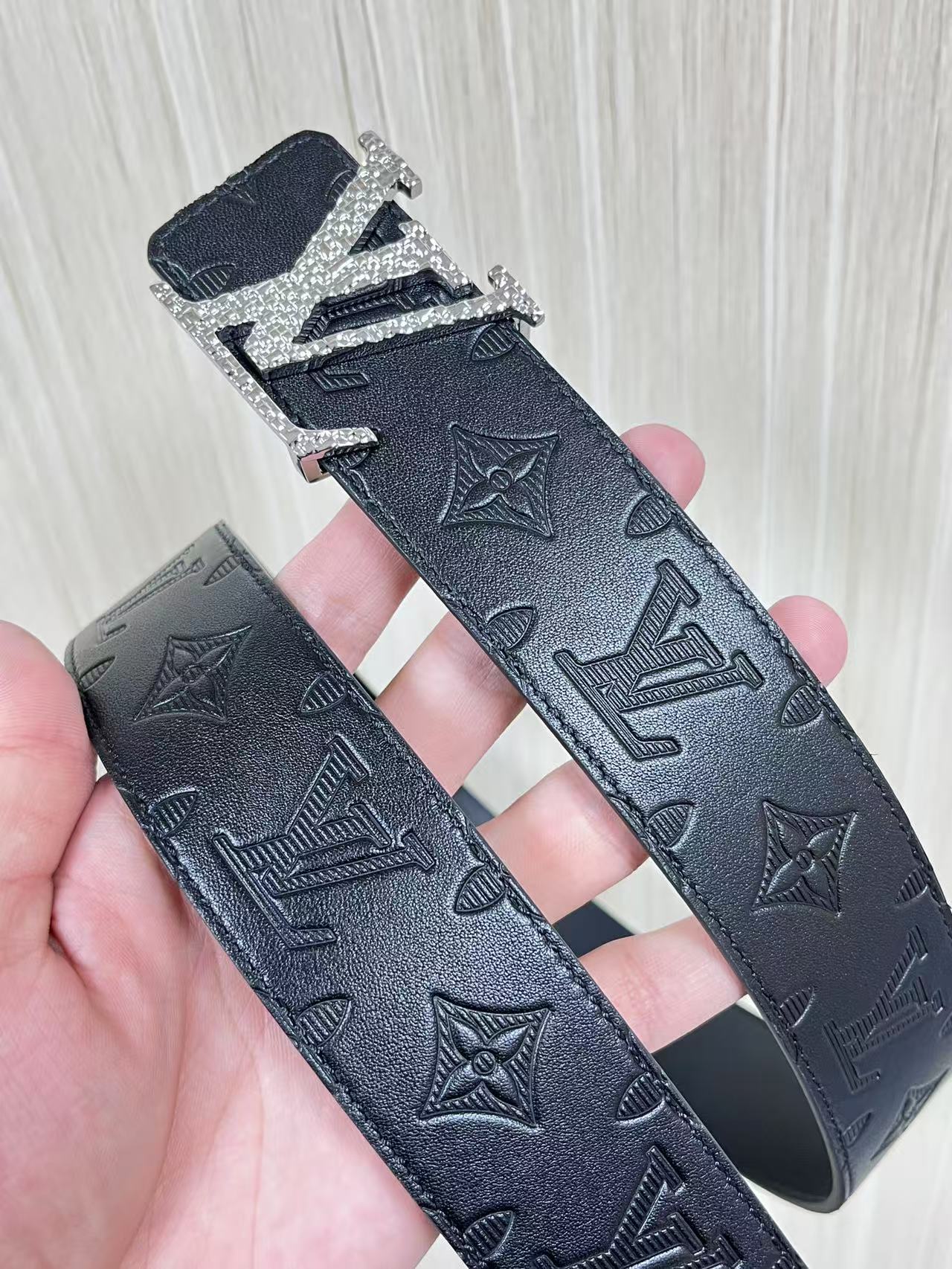 当季新款到货，4.0一面小牛皮印花，一面小牛皮平纹皮，精品扣实物实拍，官网同步，滴胶黑。4.0宽，布纹扣