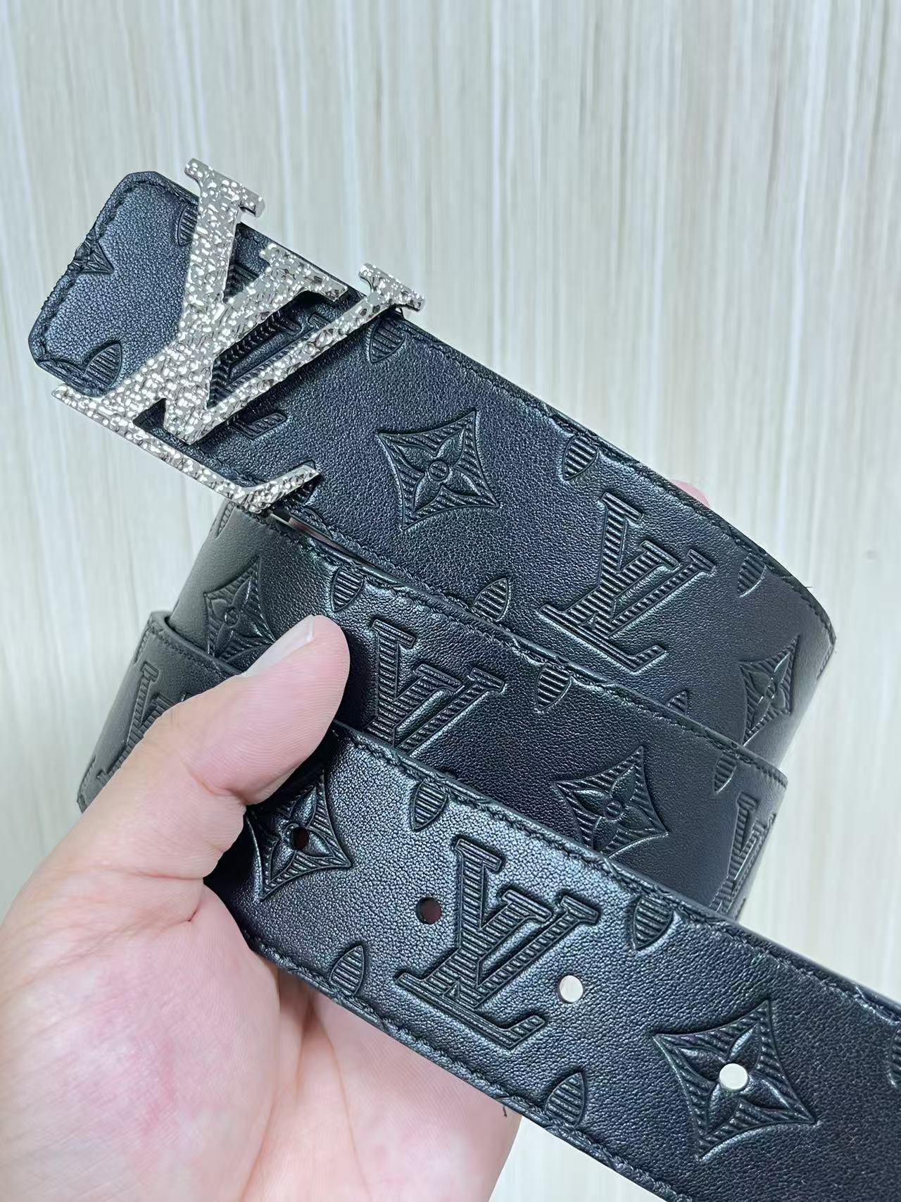 当季新款到货，4.0一面小牛皮印花，一面小牛皮平纹皮，精品扣实物实拍，官网同步，滴胶黑。4.0宽，布纹扣