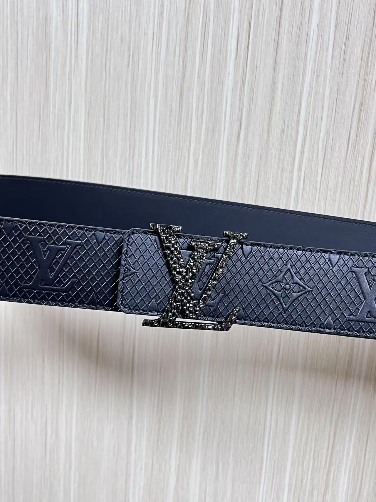 4.0宽双面进口牛皮压花，原单平纹底搭配精品扣头，4.0宽压网格。布纹扣。