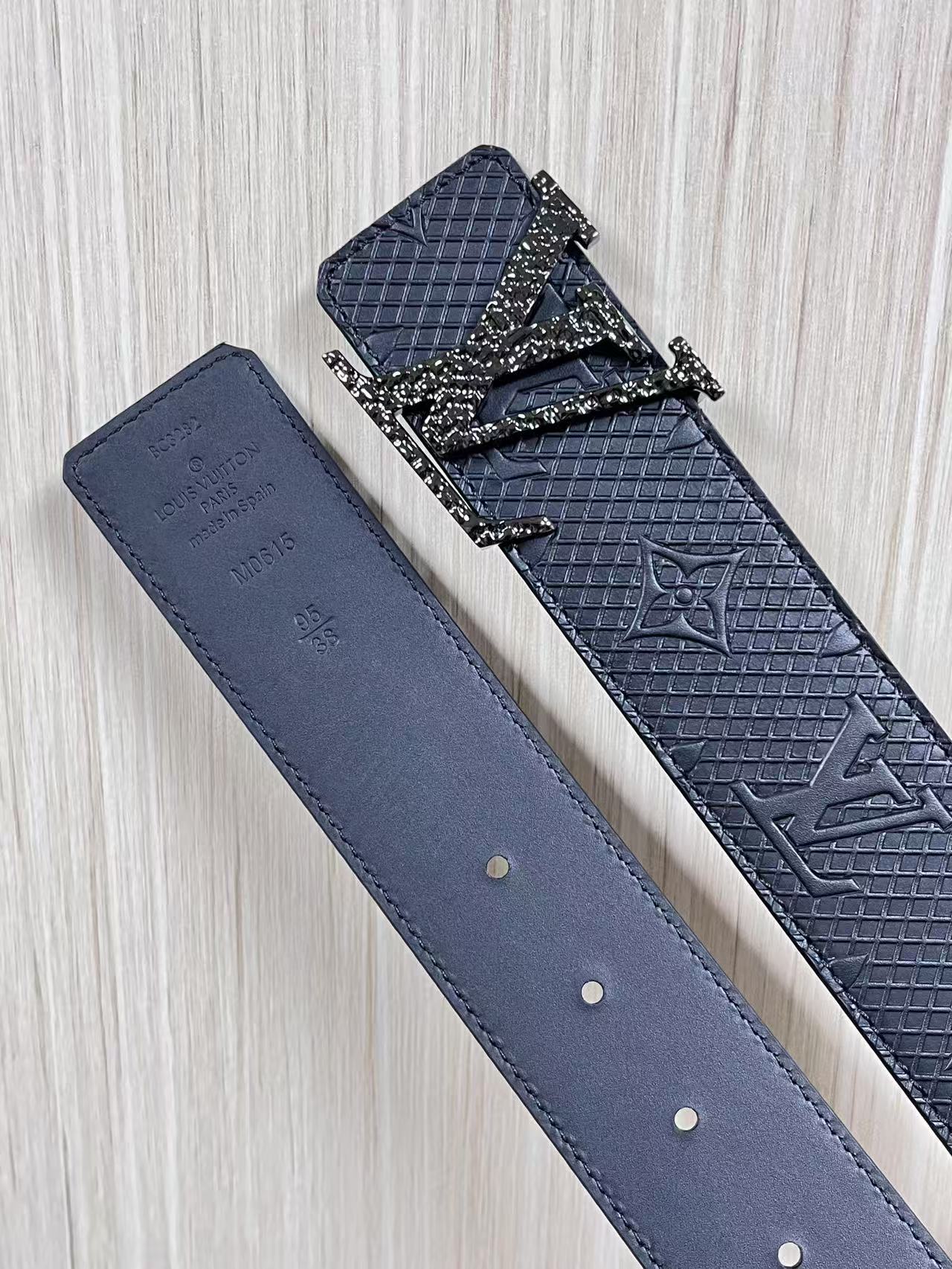 4.0宽双面进口牛皮压花，原单平纹底搭配精品扣头，4.0宽压网格。布纹扣。