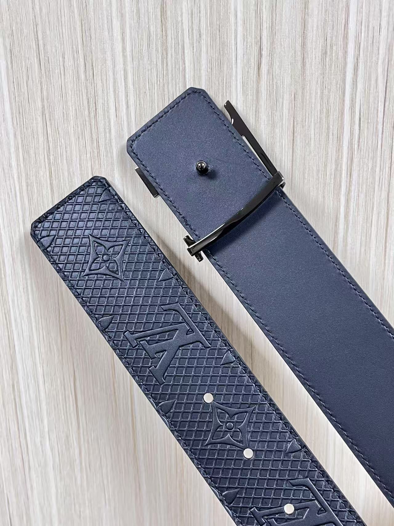4.0宽双面进口牛皮压花，原单平纹底搭配精品扣头，4.0宽压网格。布纹扣。
