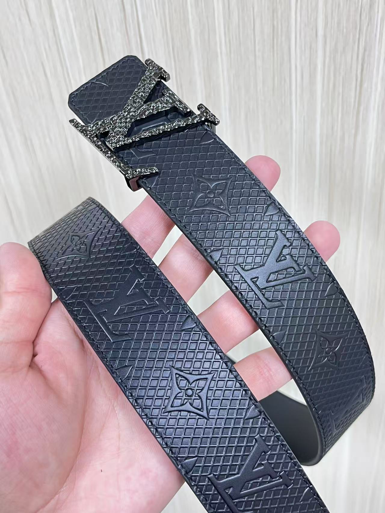 4.0宽双面进口牛皮压花，原单平纹底搭配精品扣头，4.0宽压网格。布纹扣。