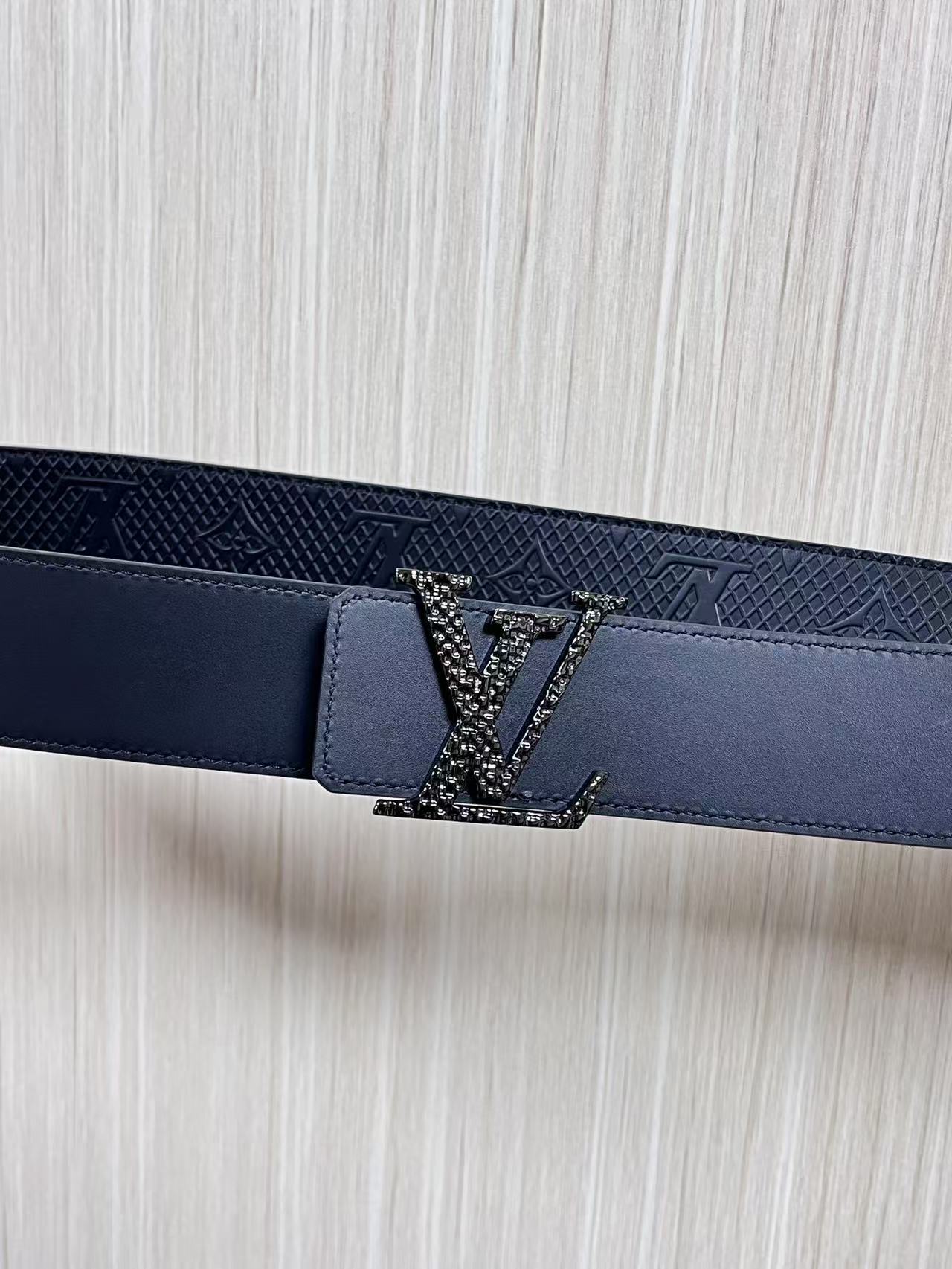 4.0宽双面进口牛皮压花，原单平纹底搭配精品扣头，4.0宽压网格。布纹扣。