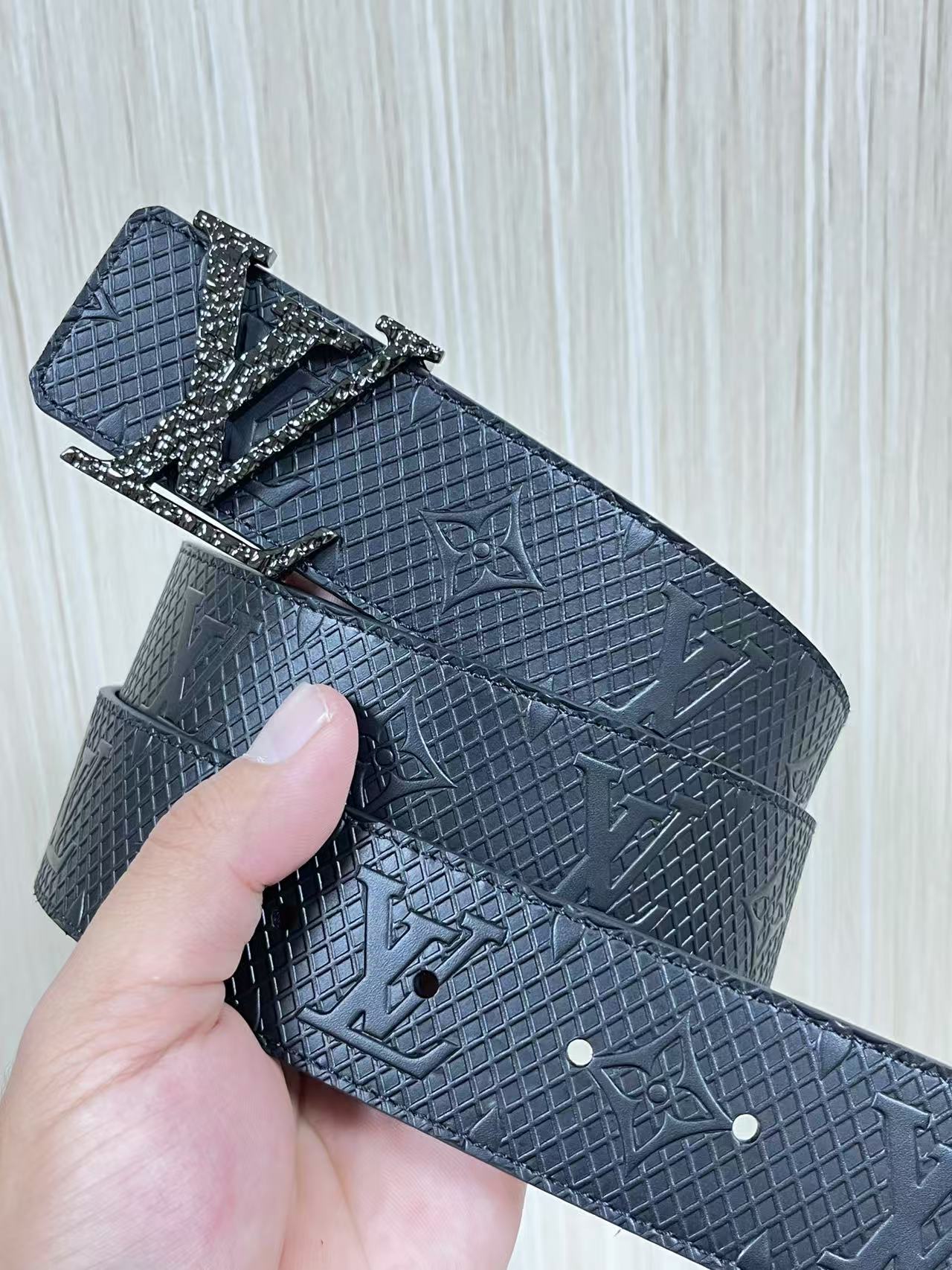 4.0宽双面进口牛皮压花，原单平纹底搭配精品扣头，4.0宽压网格。布纹扣。