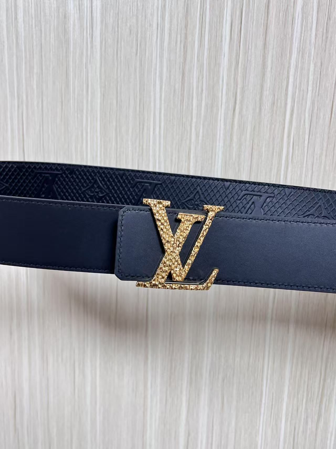 4.0宽双面进口牛皮压花，原单平纹底搭配精品扣头，4.0宽压网格。布纹扣