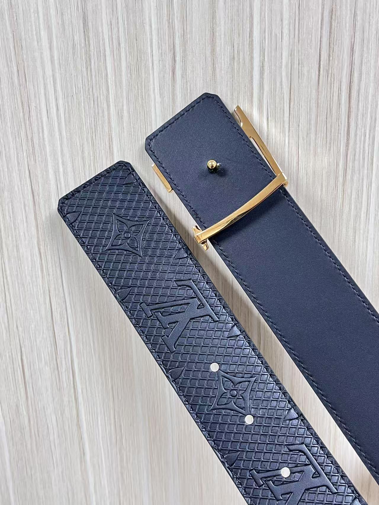 4.0宽双面进口牛皮压花，原单平纹底搭配精品扣头，4.0宽压网格。布纹扣