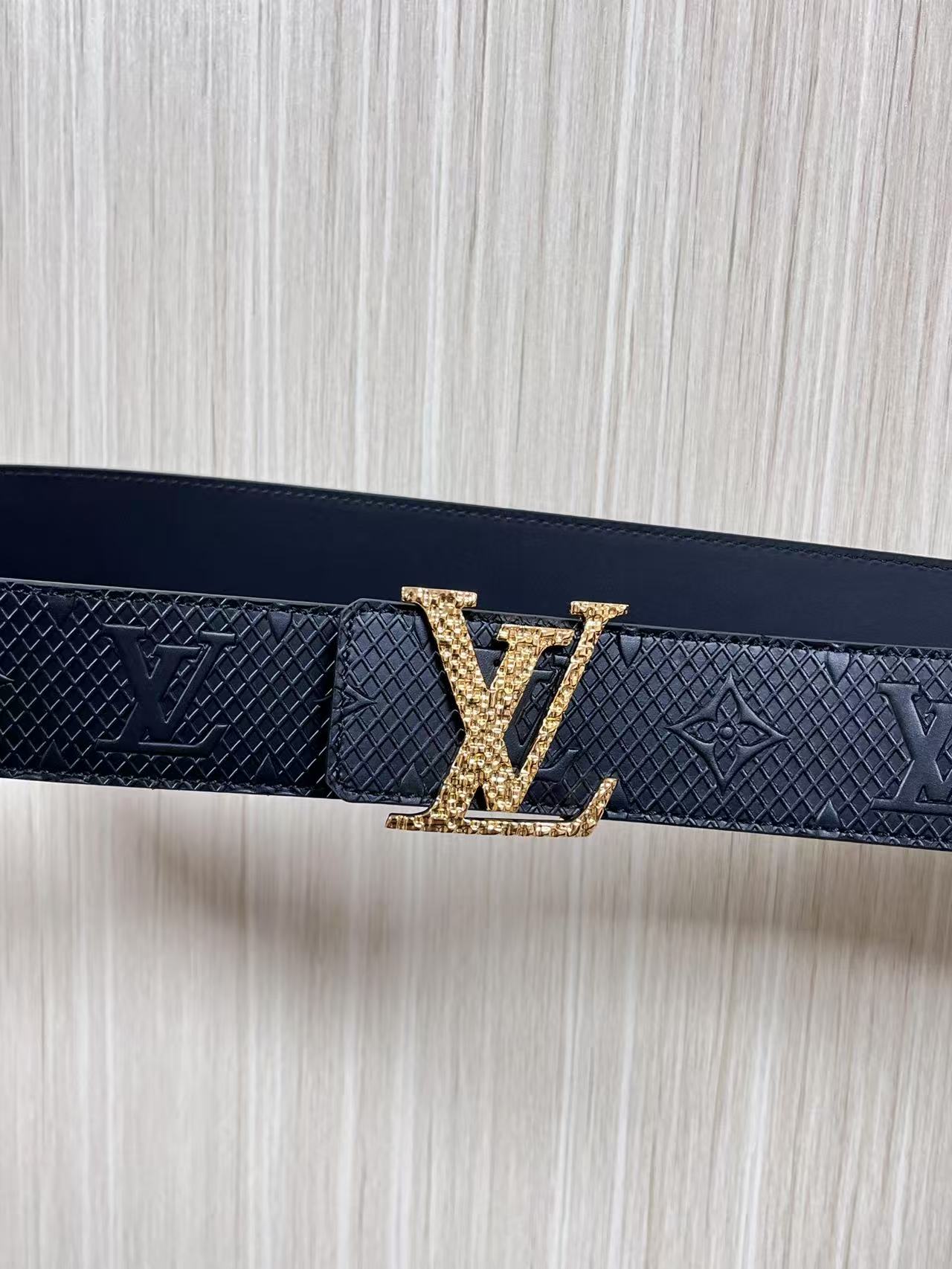 4.0宽双面进口牛皮压花，原单平纹底搭配精品扣头，4.0宽压网格。布纹扣