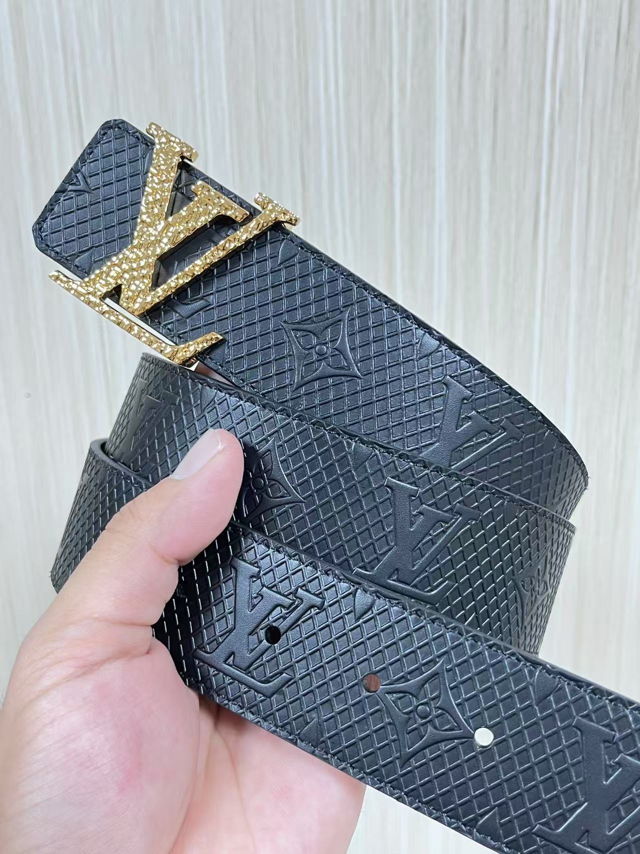 4.0宽双面进口牛皮压花，原单平纹底搭配精品扣头，4.0宽压网格。布纹扣