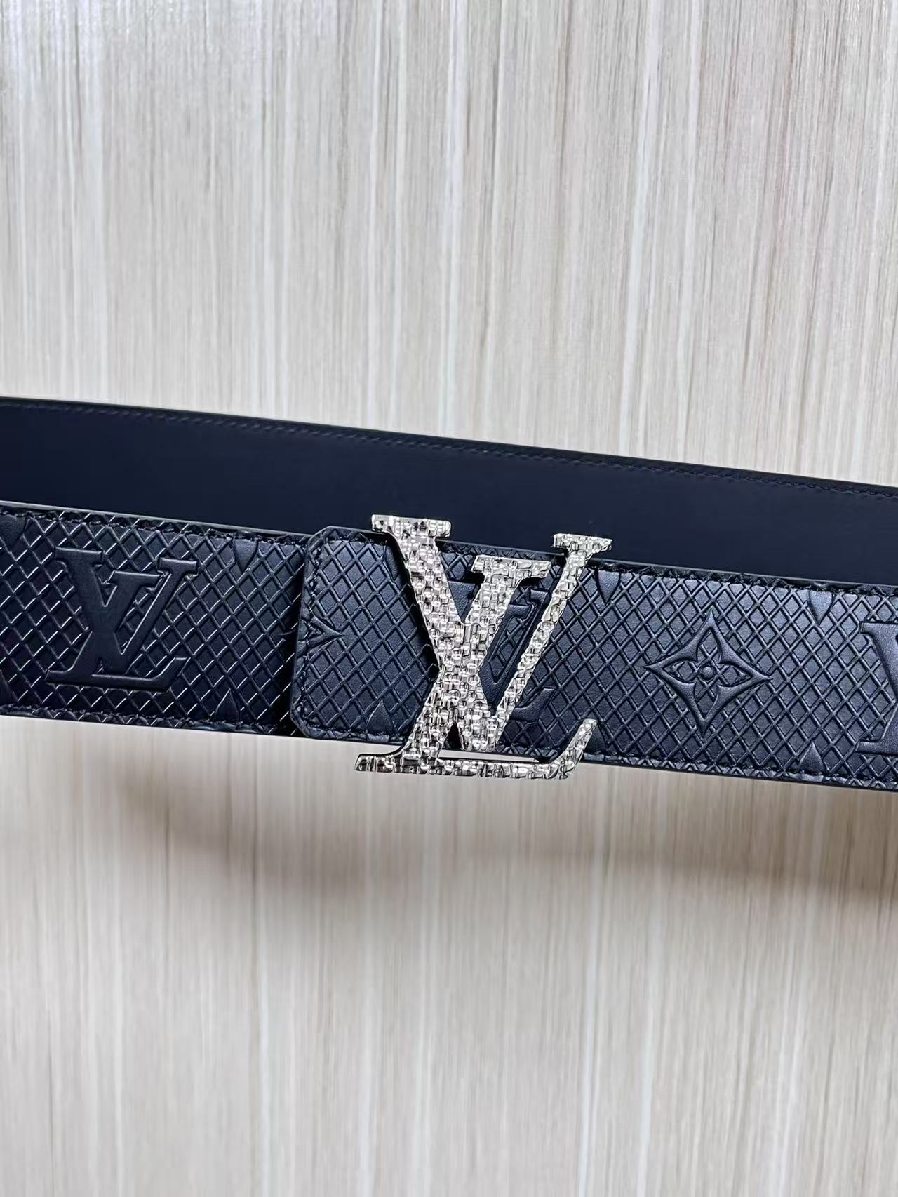 4.0宽双面进口牛皮压花，原单平纹底搭配精品扣头，4.0宽压网格。布纹扣