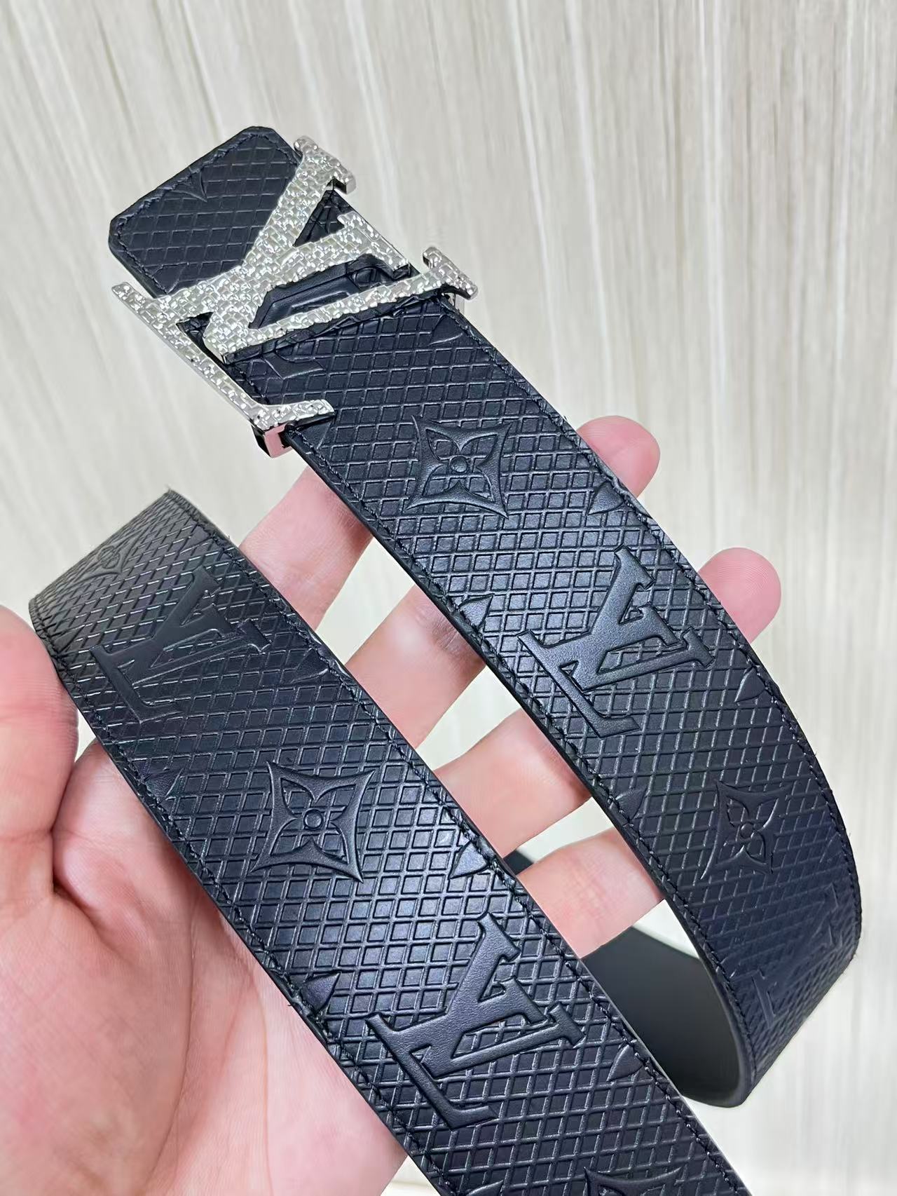 4.0宽双面进口牛皮压花，原单平纹底搭配精品扣头，4.0宽压网格。布纹扣