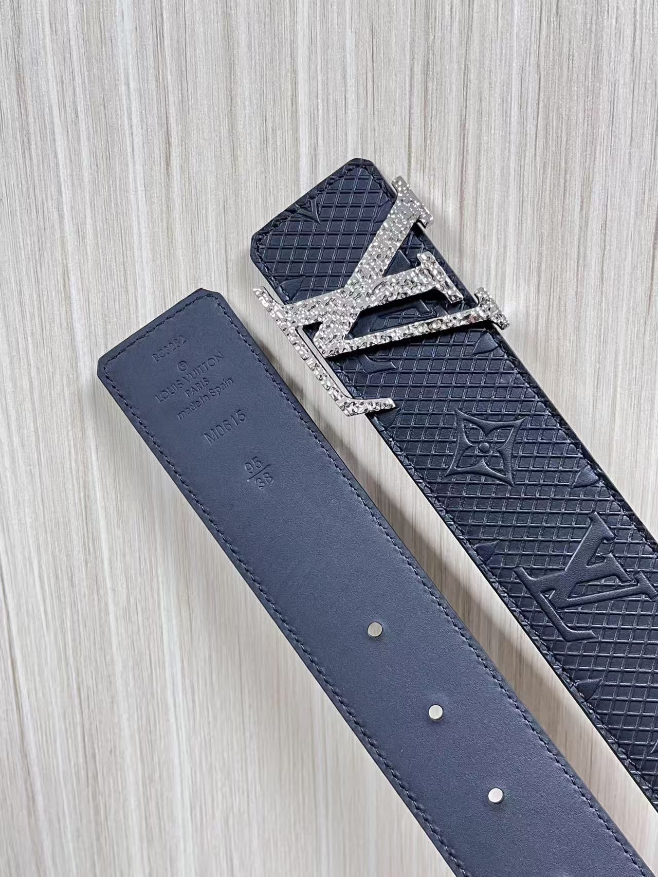 4.0宽双面进口牛皮压花，原单平纹底搭配精品扣头，4.0宽压网格。布纹扣