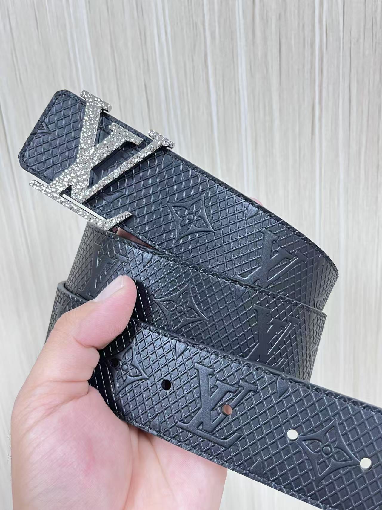 4.0宽双面进口牛皮压花，原单平纹底搭配精品扣头，4.0宽压网格。布纹扣