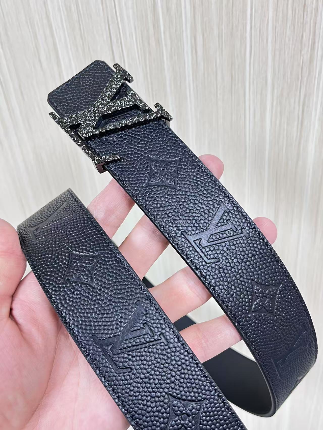 当季新款到货，4.0一面小牛皮球球纹压花，一面小牛皮平纹皮，精品扣实物实拍，官网同步，滴胶黑。布纹扣。