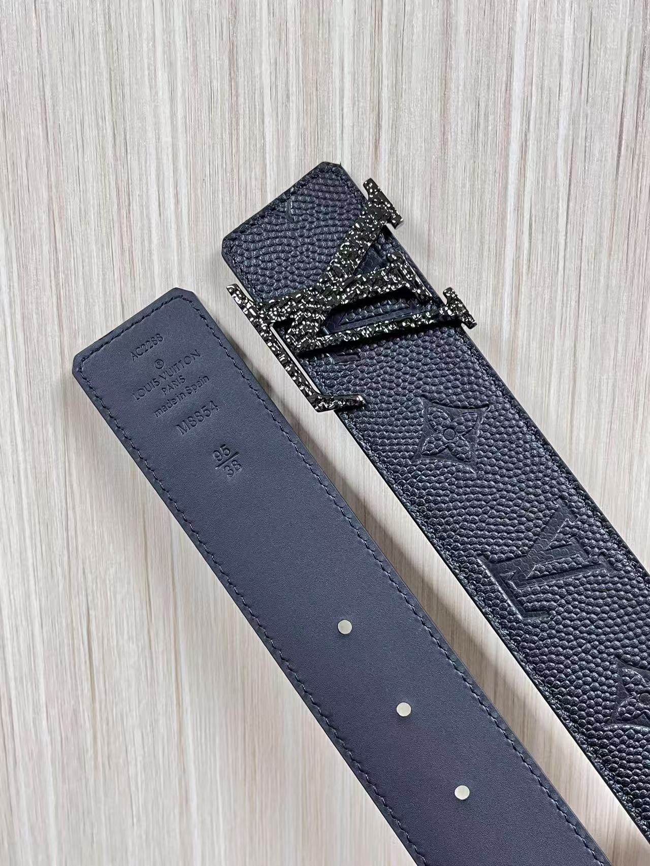 当季新款到货，4.0一面小牛皮球球纹压花，一面小牛皮平纹皮，精品扣实物实拍，官网同步，滴胶黑。布纹扣。