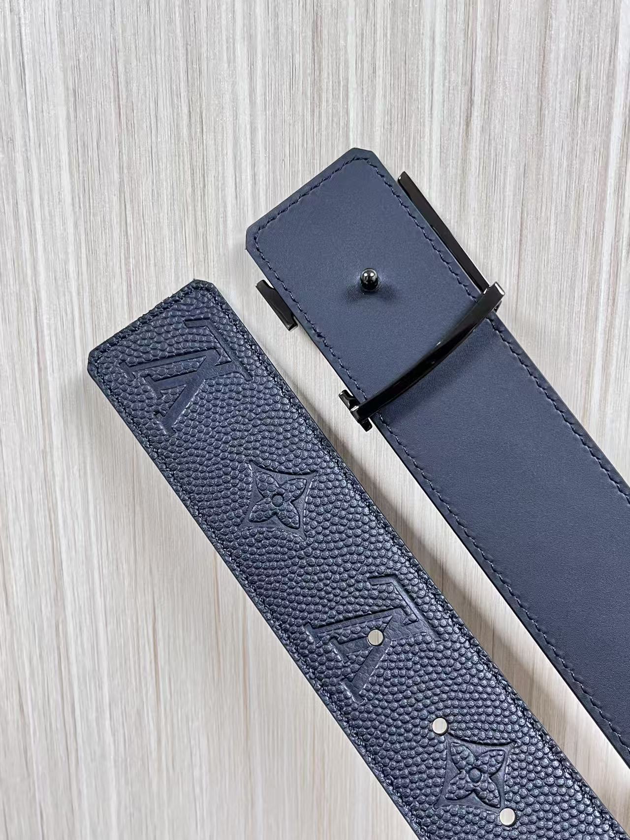 当季新款到货，4.0一面小牛皮球球纹压花，一面小牛皮平纹皮，精品扣实物实拍，官网同步，滴胶黑。布纹扣。