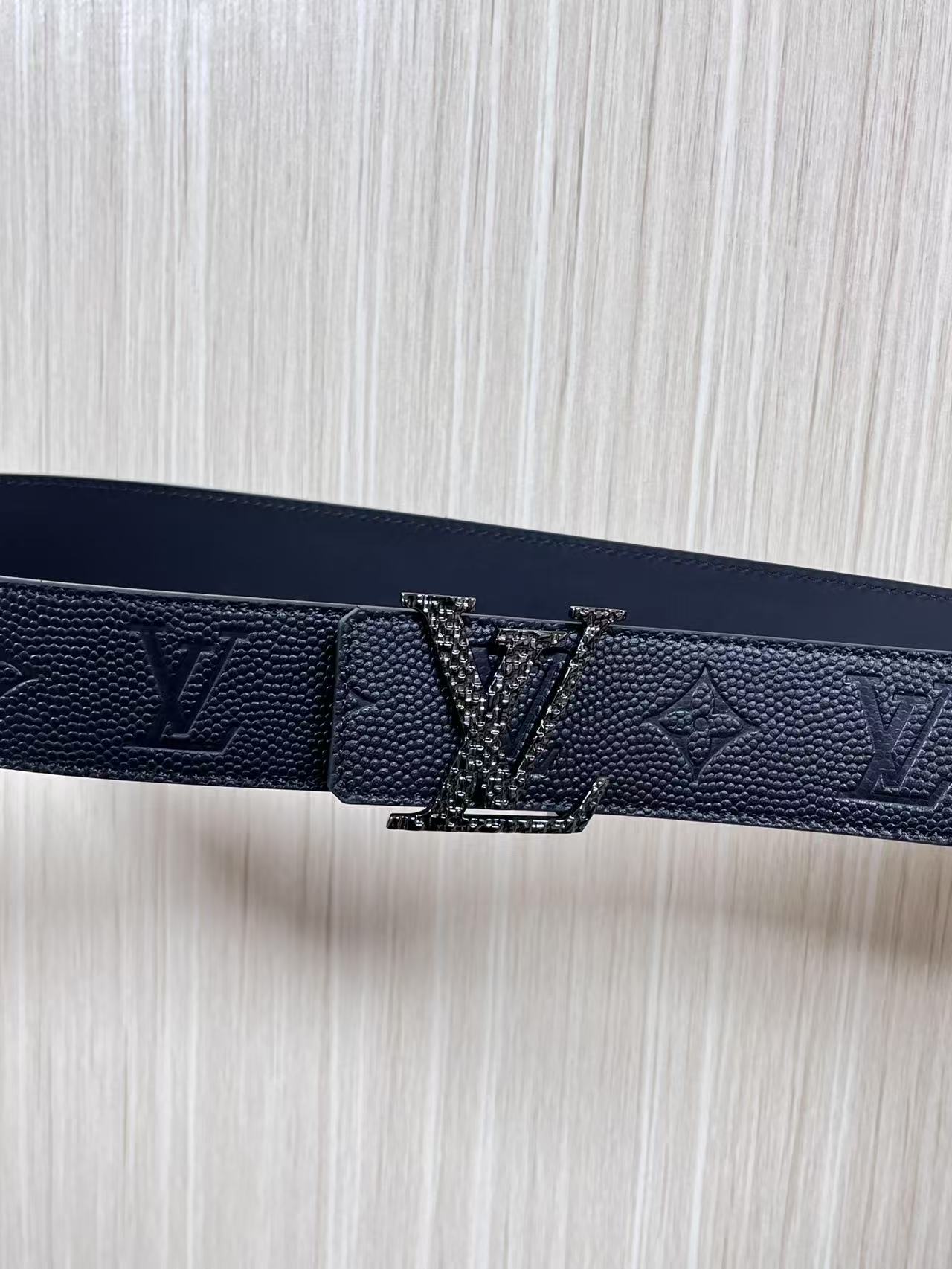 当季新款到货，4.0一面小牛皮球球纹压花，一面小牛皮平纹皮，精品扣实物实拍，官网同步，滴胶黑。布纹扣。