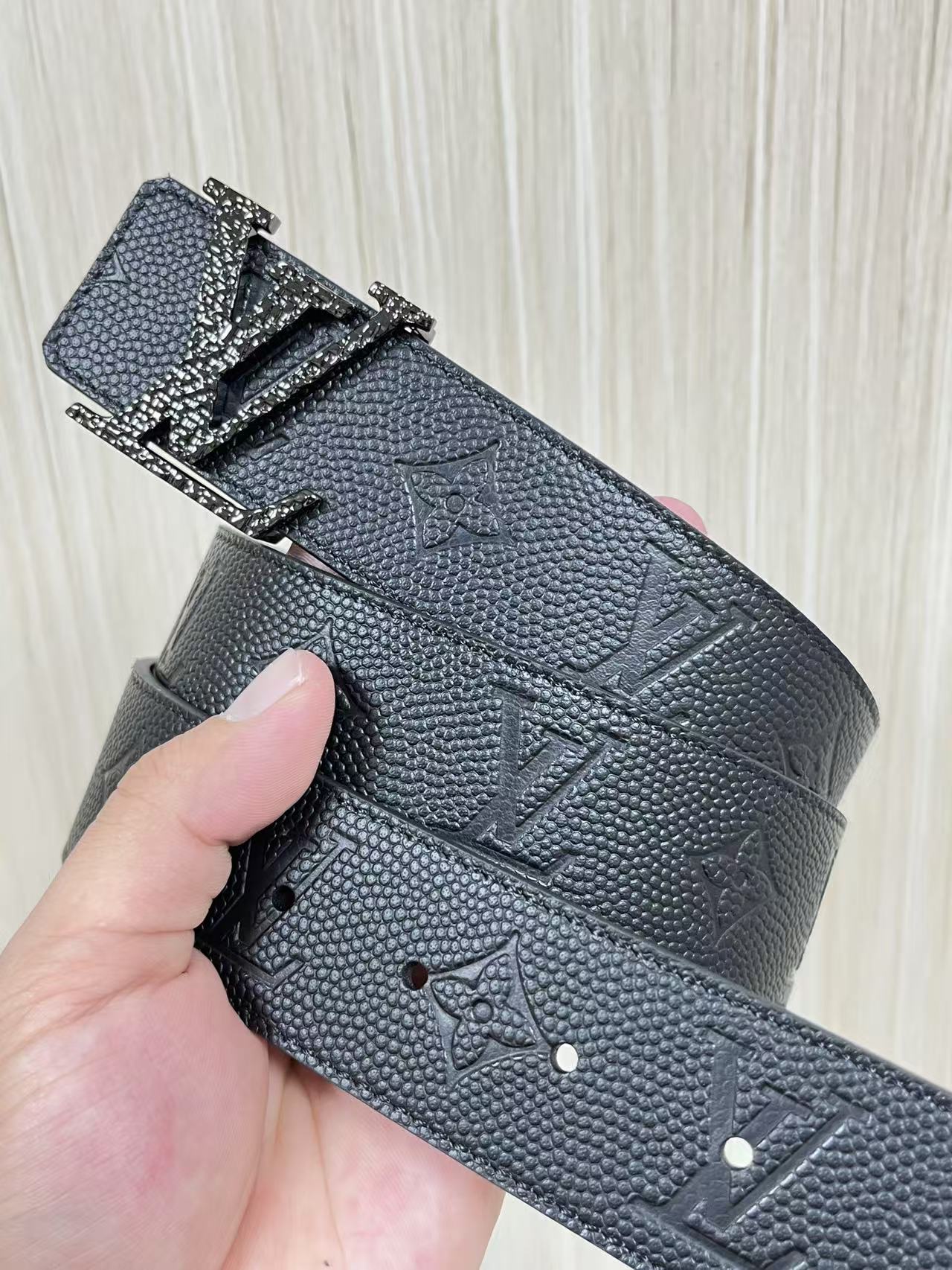 当季新款到货，4.0一面小牛皮球球纹压花，一面小牛皮平纹皮，精品扣实物实拍，官网同步，滴胶黑。布纹扣。