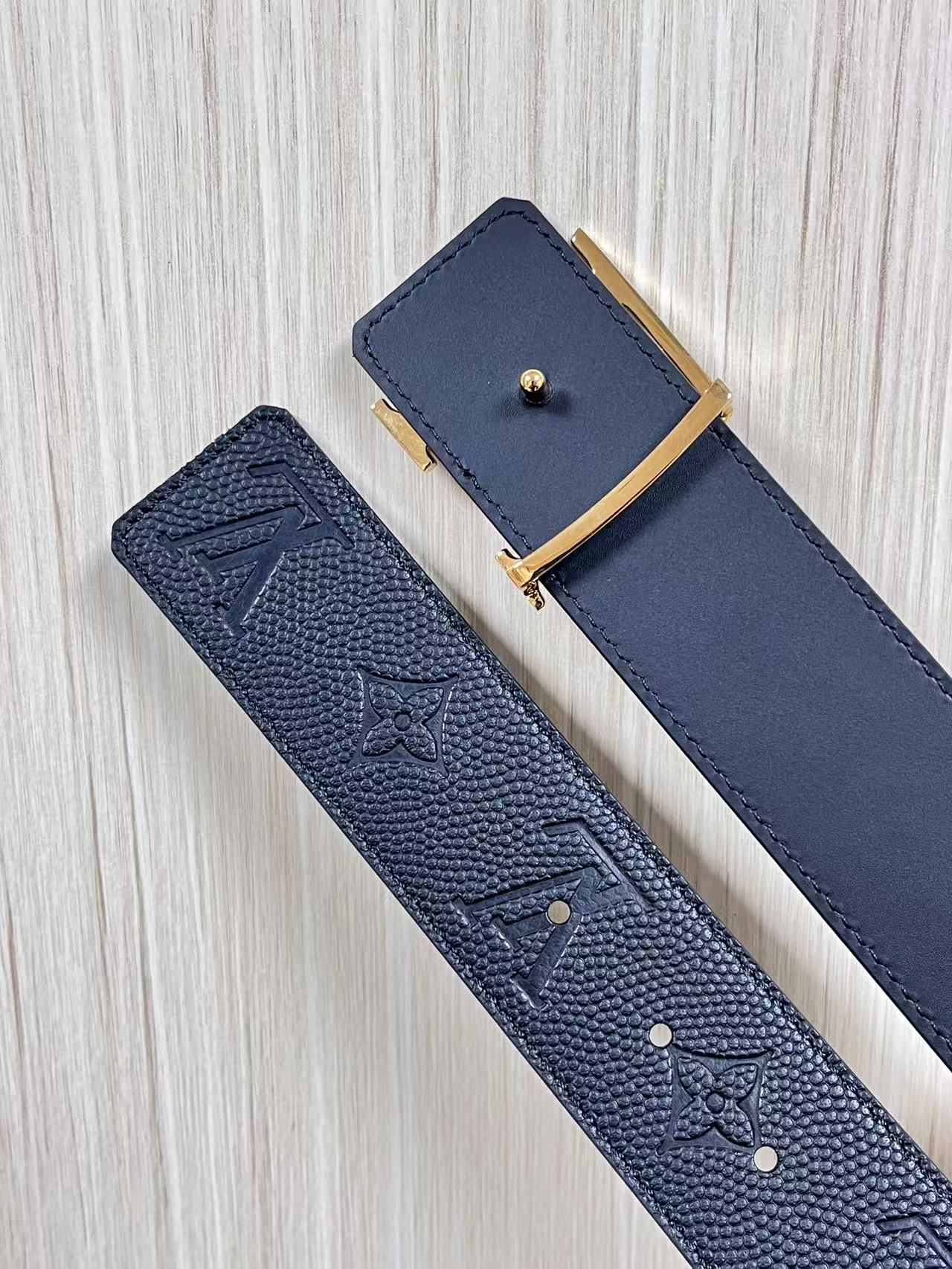 当季新款到货，4.0一面小牛皮球球纹压花，一面小牛皮平纹皮，精品扣实物实拍，官网同步，滴胶黑。布纹扣。