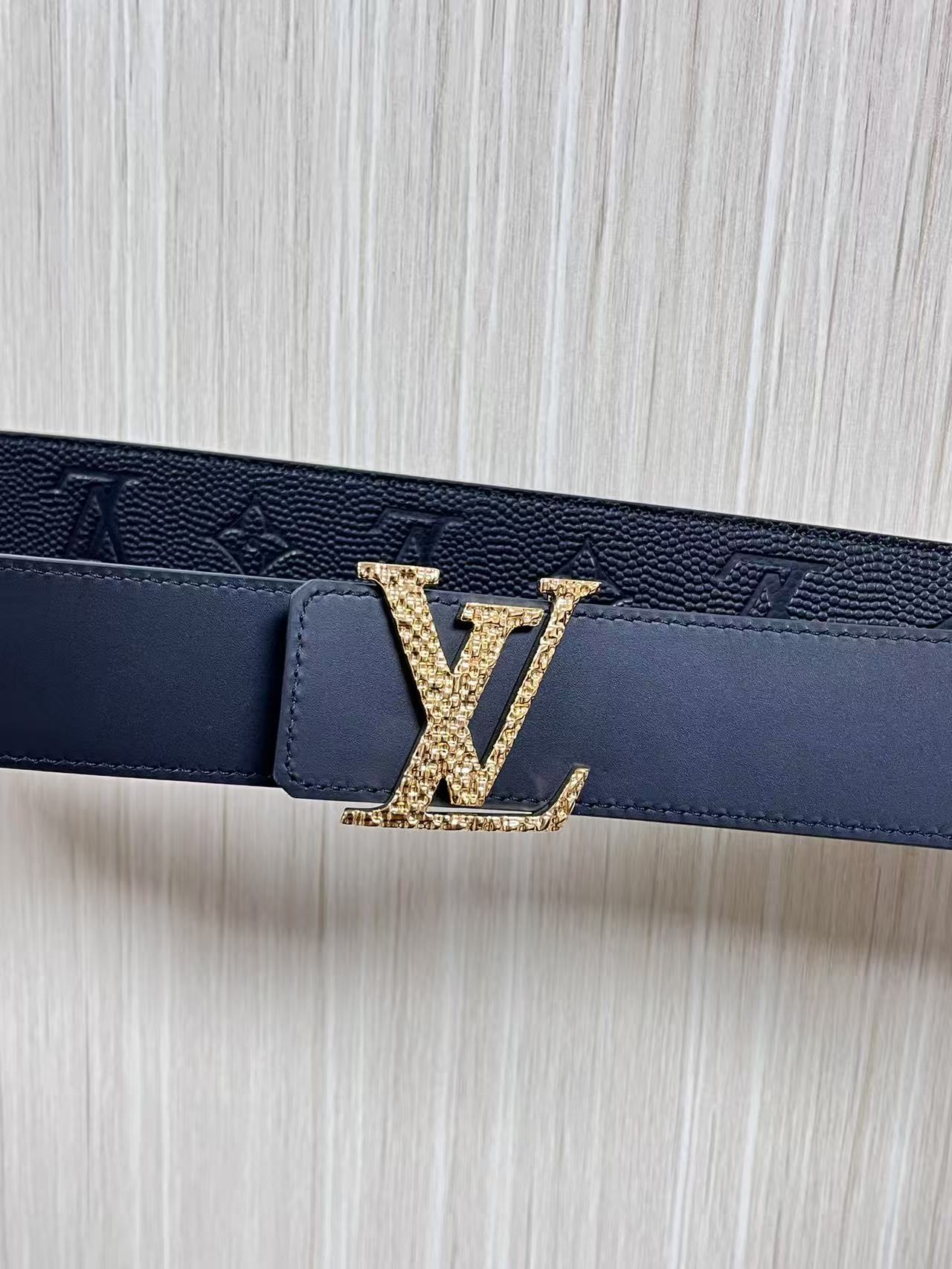 当季新款到货，4.0一面小牛皮球球纹压花，一面小牛皮平纹皮，精品扣实物实拍，官网同步，滴胶黑。布纹扣。