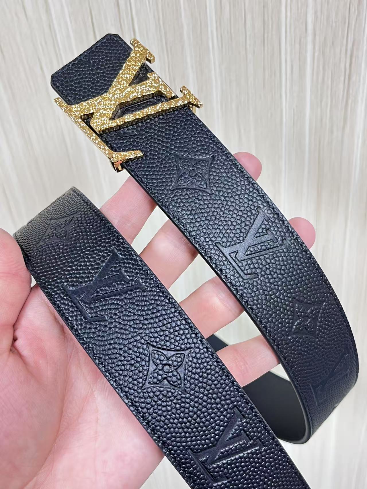 当季新款到货，4.0一面小牛皮球球纹压花，一面小牛皮平纹皮，精品扣实物实拍，官网同步，滴胶黑。布纹扣。