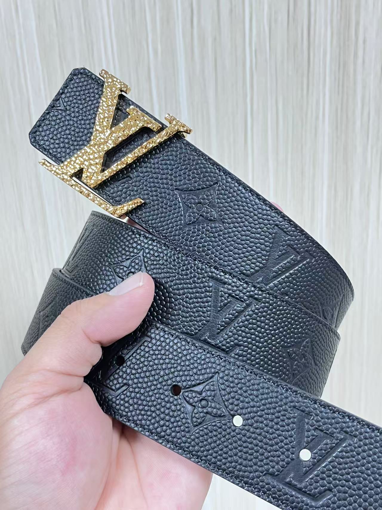 当季新款到货，4.0一面小牛皮球球纹压花，一面小牛皮平纹皮，精品扣实物实拍，官网同步，滴胶黑。布纹扣。