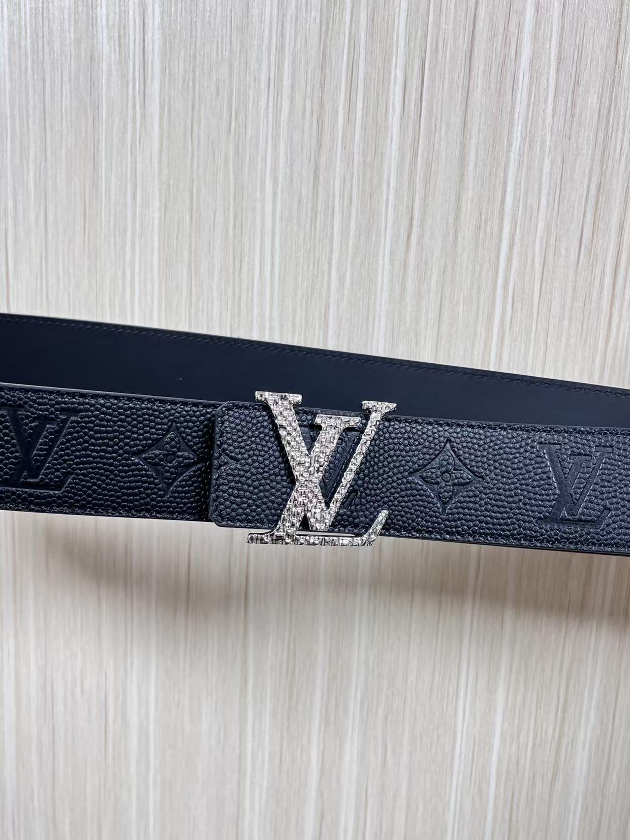 当季新款到货，4.0一面小牛皮球球纹压花，一面小牛皮平纹皮，精品扣实物实拍，官网同步，滴胶黑。布纹扣。