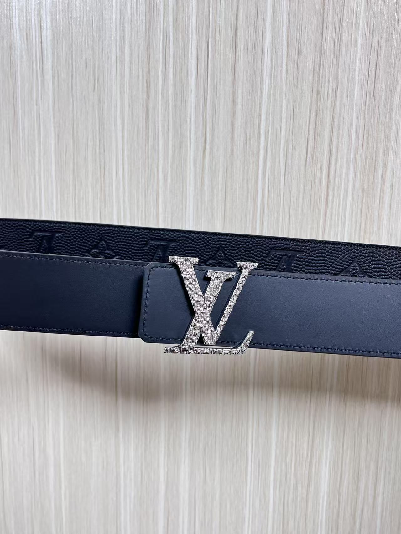 当季新款到货，4.0一面小牛皮球球纹压花，一面小牛皮平纹皮，精品扣实物实拍，官网同步，滴胶黑。布纹扣。