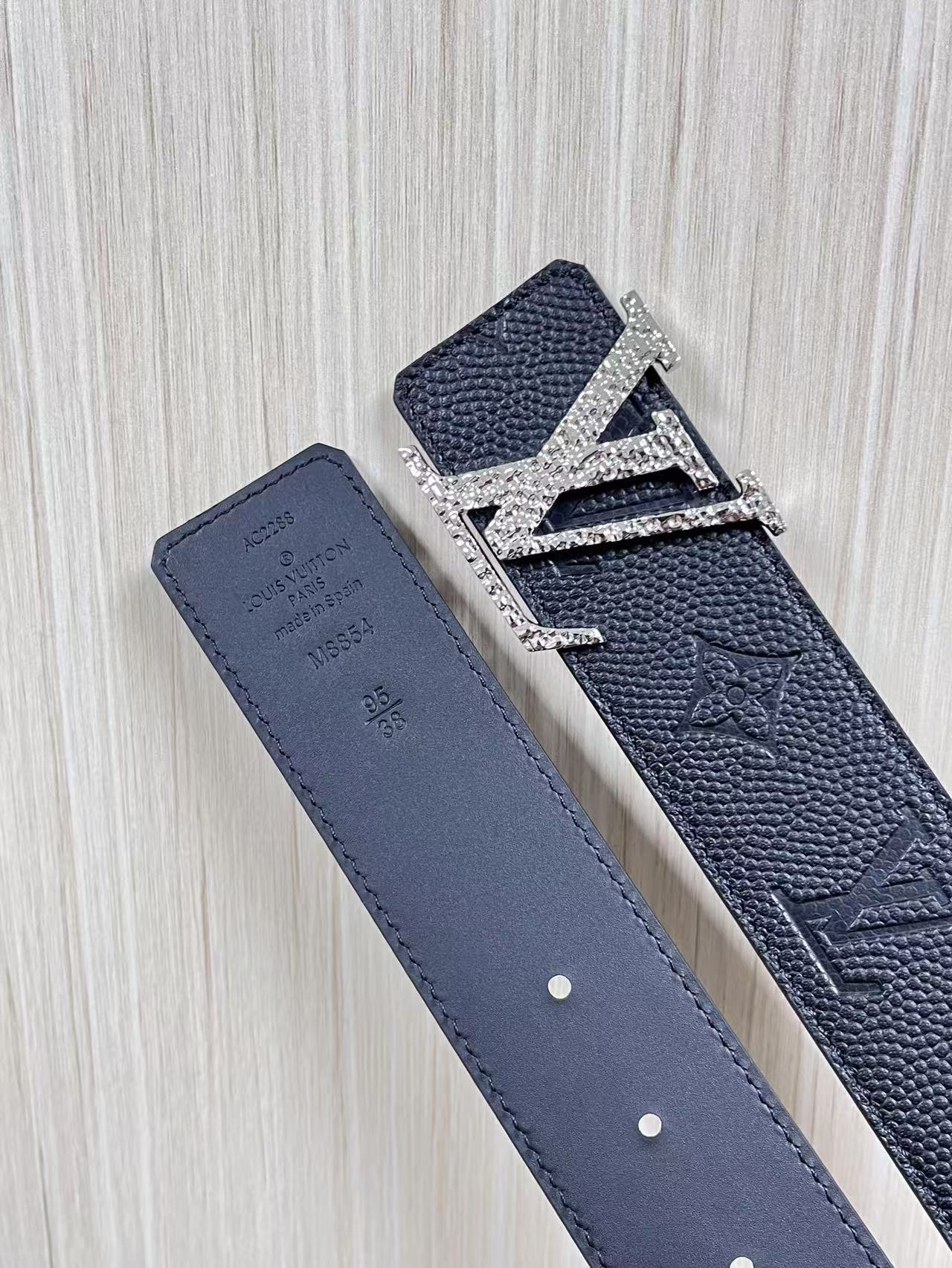 当季新款到货，4.0一面小牛皮球球纹压花，一面小牛皮平纹皮，精品扣实物实拍，官网同步，滴胶黑。布纹扣。