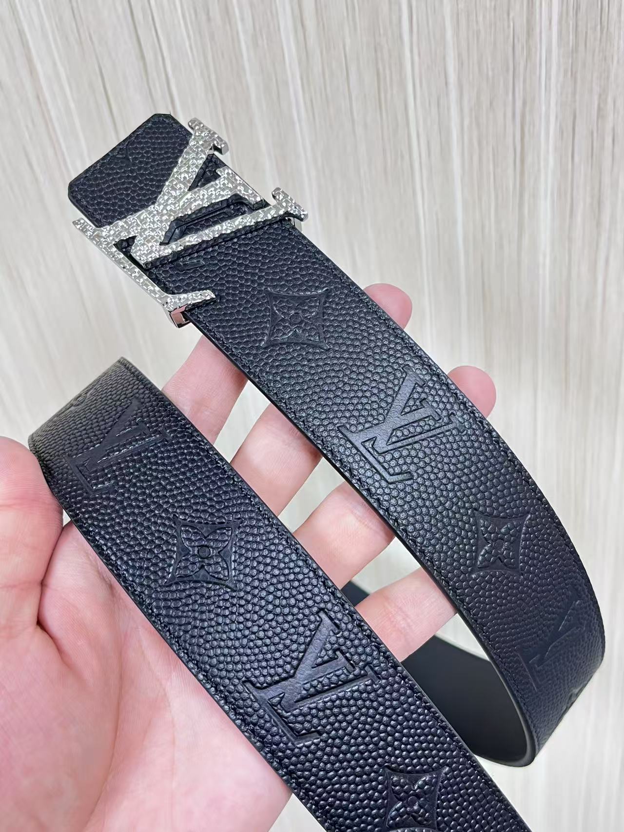 当季新款到货，4.0一面小牛皮球球纹压花，一面小牛皮平纹皮，精品扣实物实拍，官网同步，滴胶黑。布纹扣。